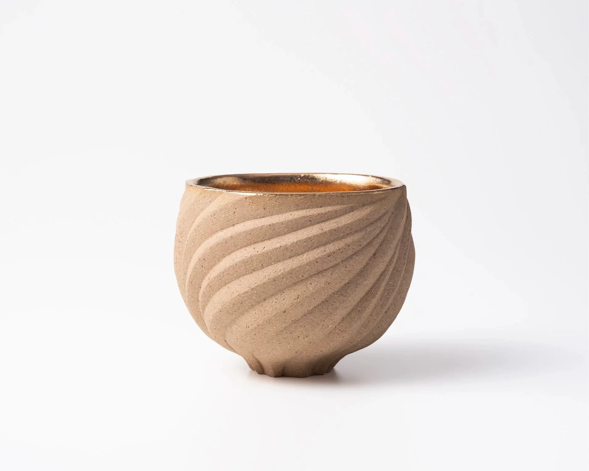 線模様のある陶器の花瓶