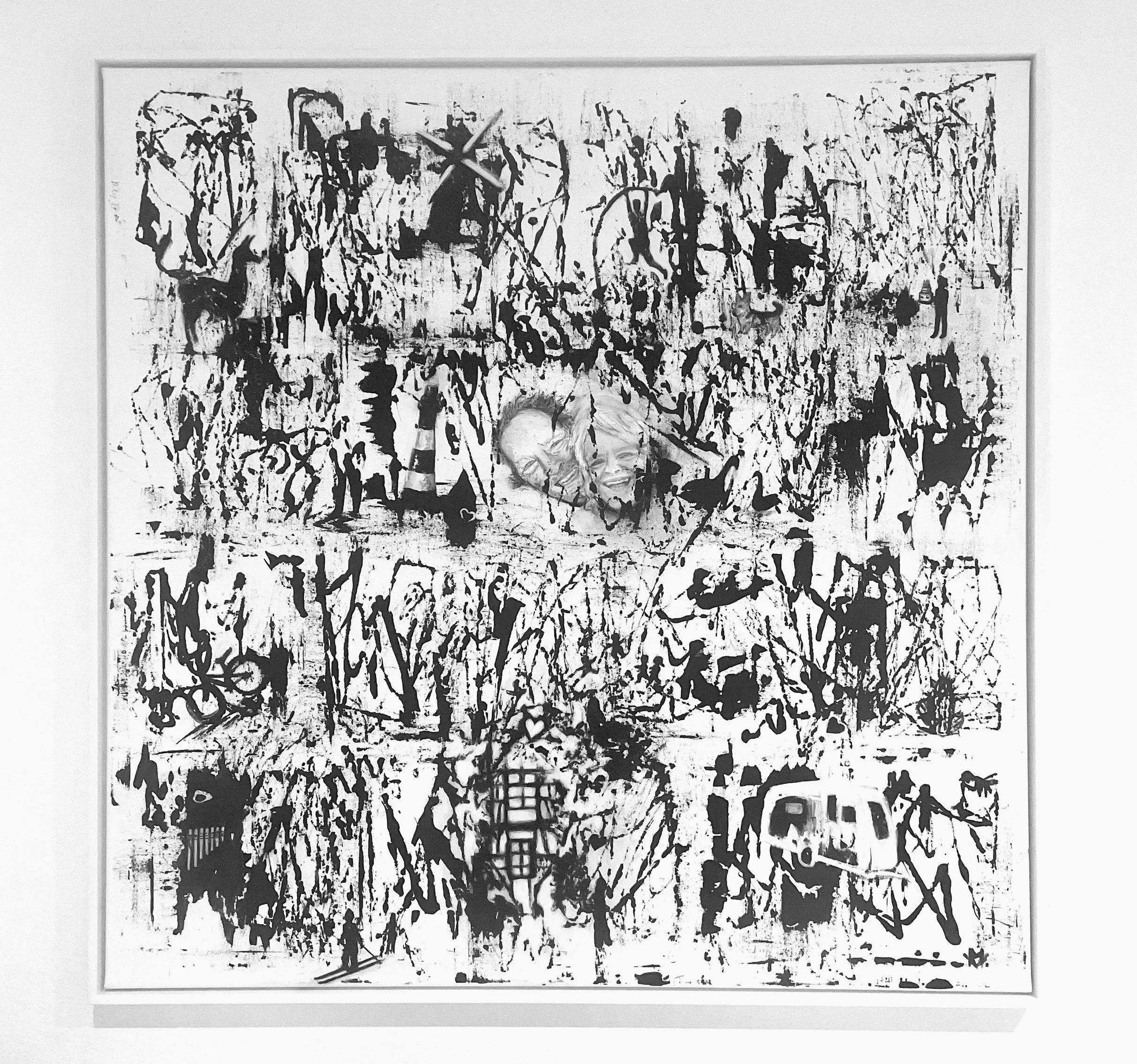Schwarz-weiße abstrakte expressionistische Malerei mit dynamischen Pinselstrichen auf Leinwand, gerahmt, mit weißem Schattenfugen -Rahmen.