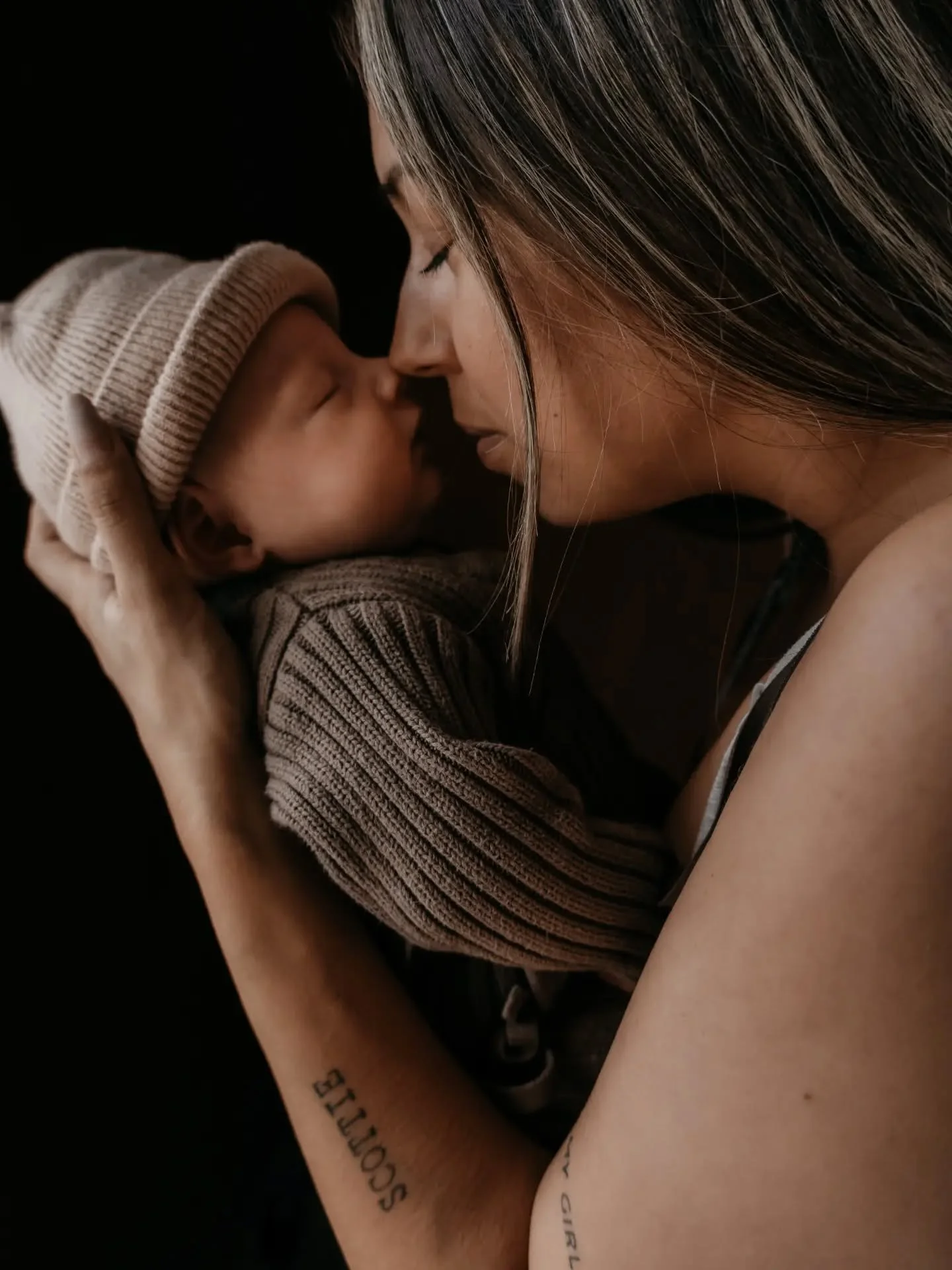𝖲𝖤𝖵 🧸 | 𝖭𝖾𝗐𝖻𝗈𝗋𝗇𝗌𝗁𝗈𝗈𝗍

Wauwie, zo'n bijzonder moment! Een paar weken geleden legde ik nog de prachtige zwangere buik van mijn lieve vriendin vast, en nu mocht ik hun knappe, kleine Sev fotograferen! 🤍

Samen met haar trotse grote zus 