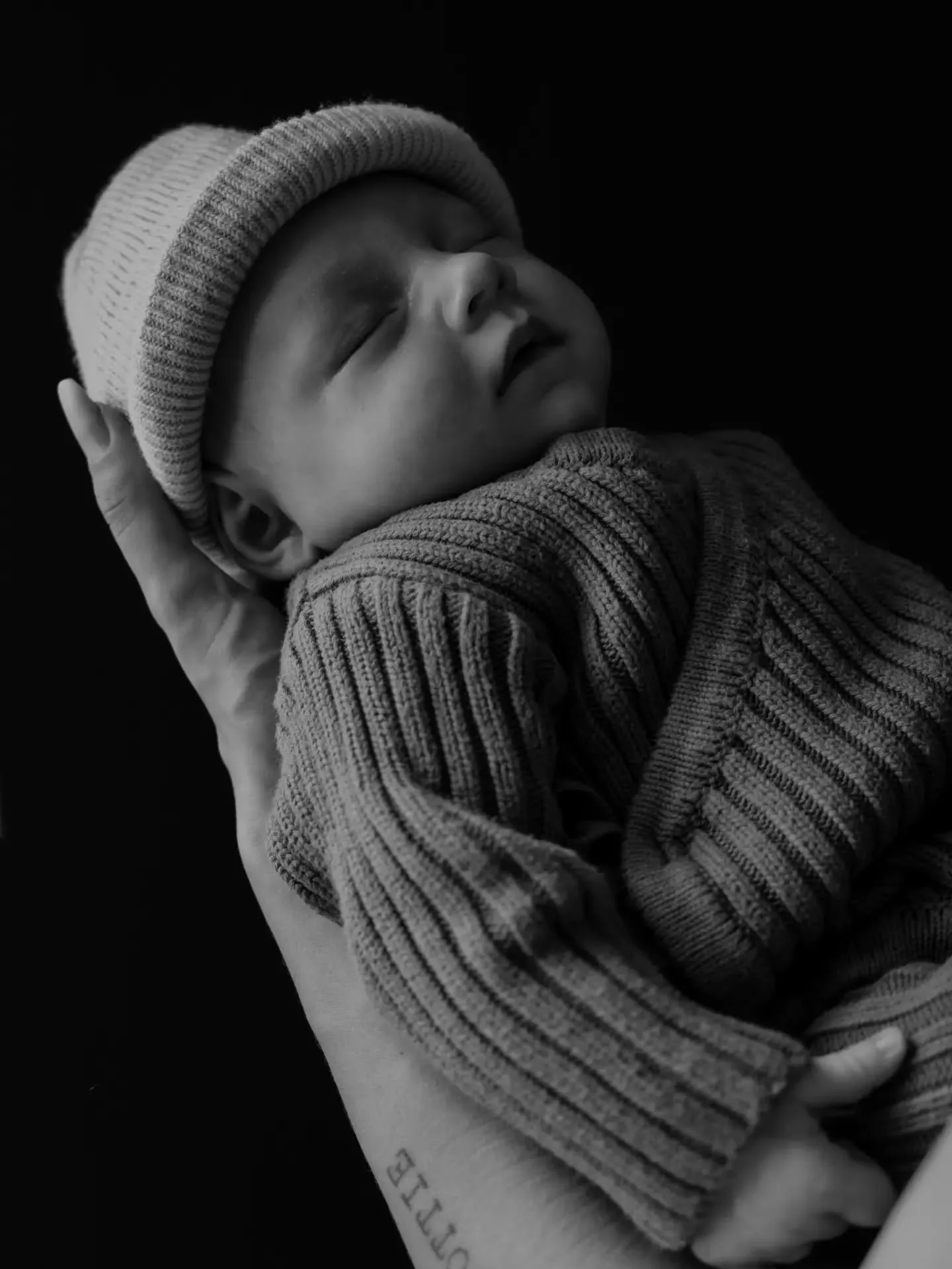 Kleine handjes, kleine voetjes, een hartje vol geluk 🤍

Een klein wondertje, mini vingertjes en teentjes, zo&rsquo;n intens geluk! De eerste momenten met je baby zijn zo ontzettend kostbaar. Deze tijd vliegt en voor je het weet is de newbornfase alw