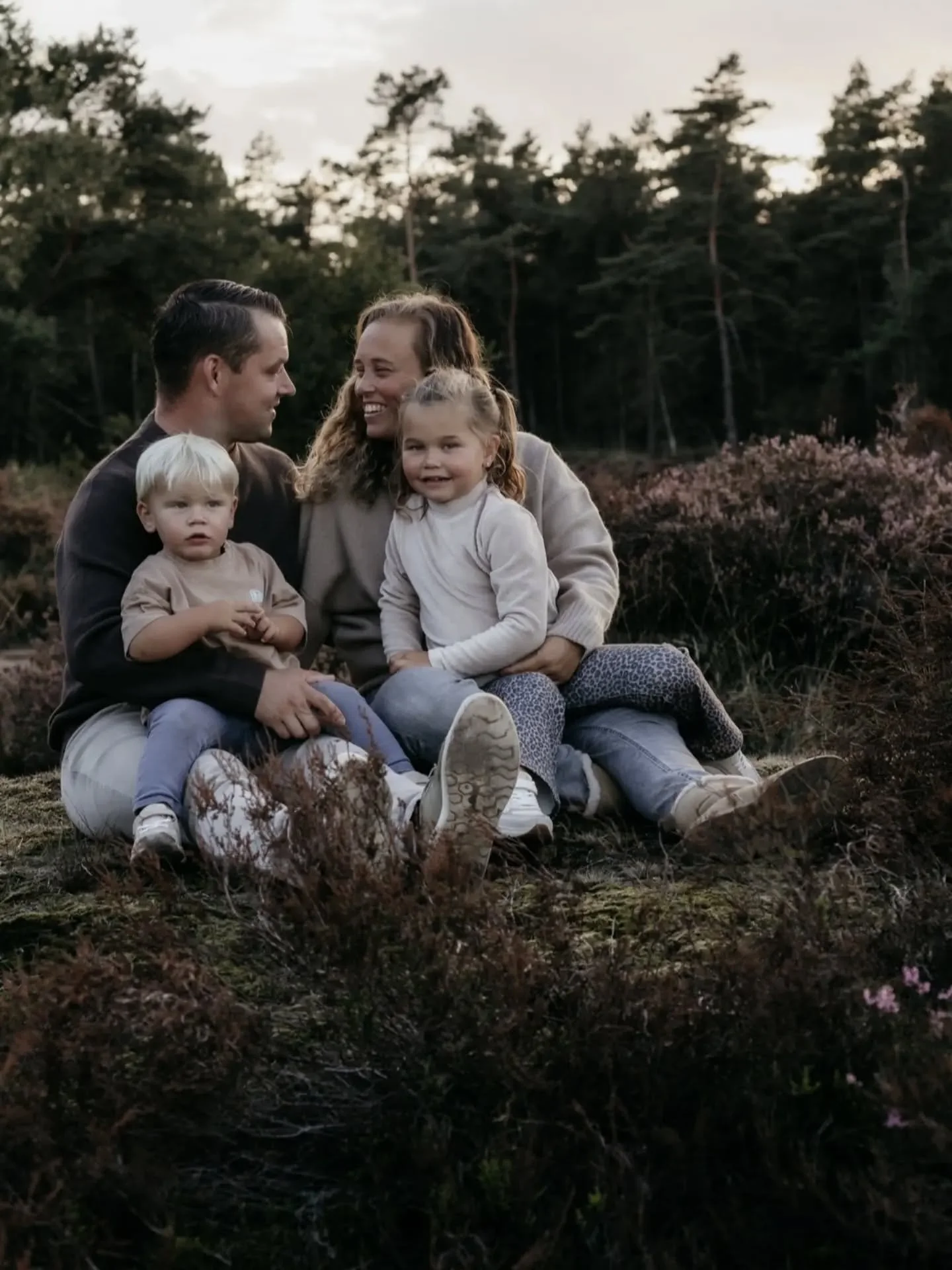 Gezinsshoot | gouden uur 🌞

We hebben afgelopen tijd absoluut niet stil gezeten! 📸

Er zijn weer een aantal leuke gezinsshoots geweest en de eerste galerijen hiervan zijn inmiddels klaar. Er is weer een hoop moois om met jullie te delen!

Swipe doo