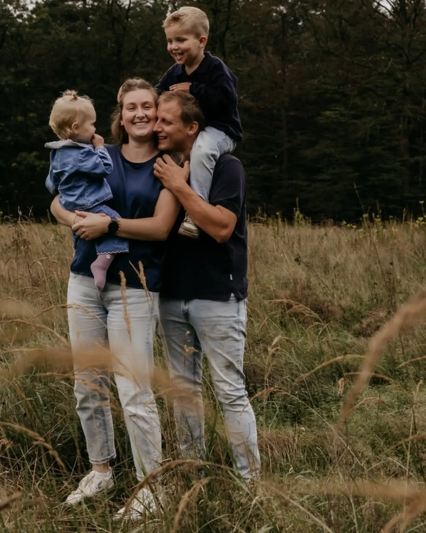 Gezinsshoot | Rucphense heide 🌿

Het zonnetje liet zich helaas niet zien, maar gelukkig hielden we het droog tijdens deze leuke gezinsshoot op de Rucphense heide! Het blijft het leukst wanneer kinderen gewoon lekker zichzelf kunnen zijn tijdens een 