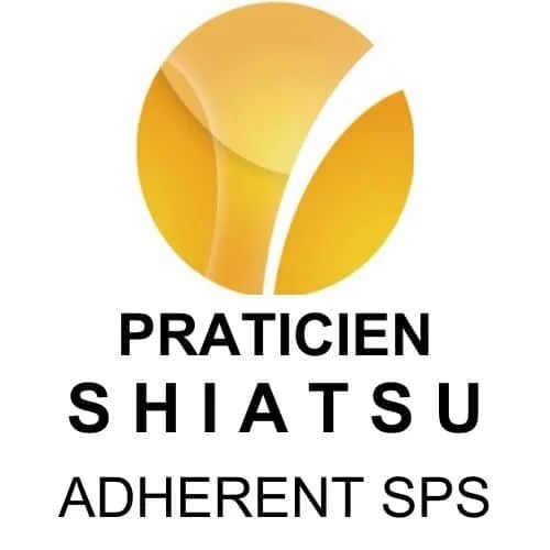 Logo avec un cercle orange coupé, on peut y lire "Praticien Shiatsu, Adhérent SPS".