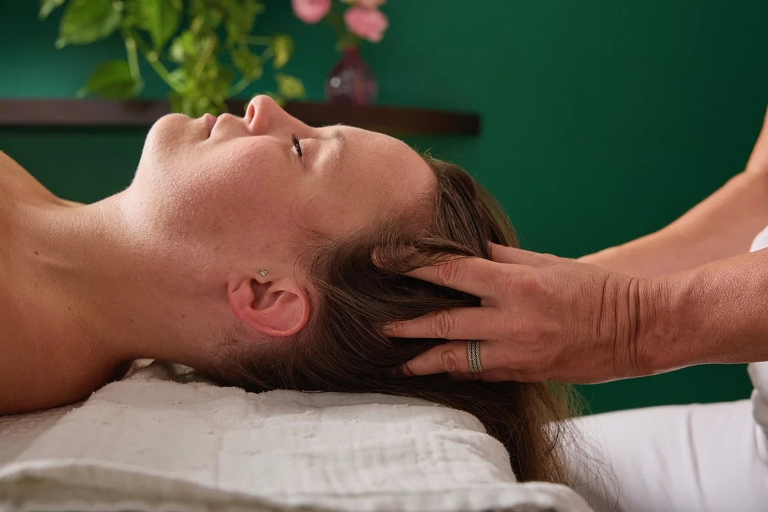 Femme recevant un massage de la tête