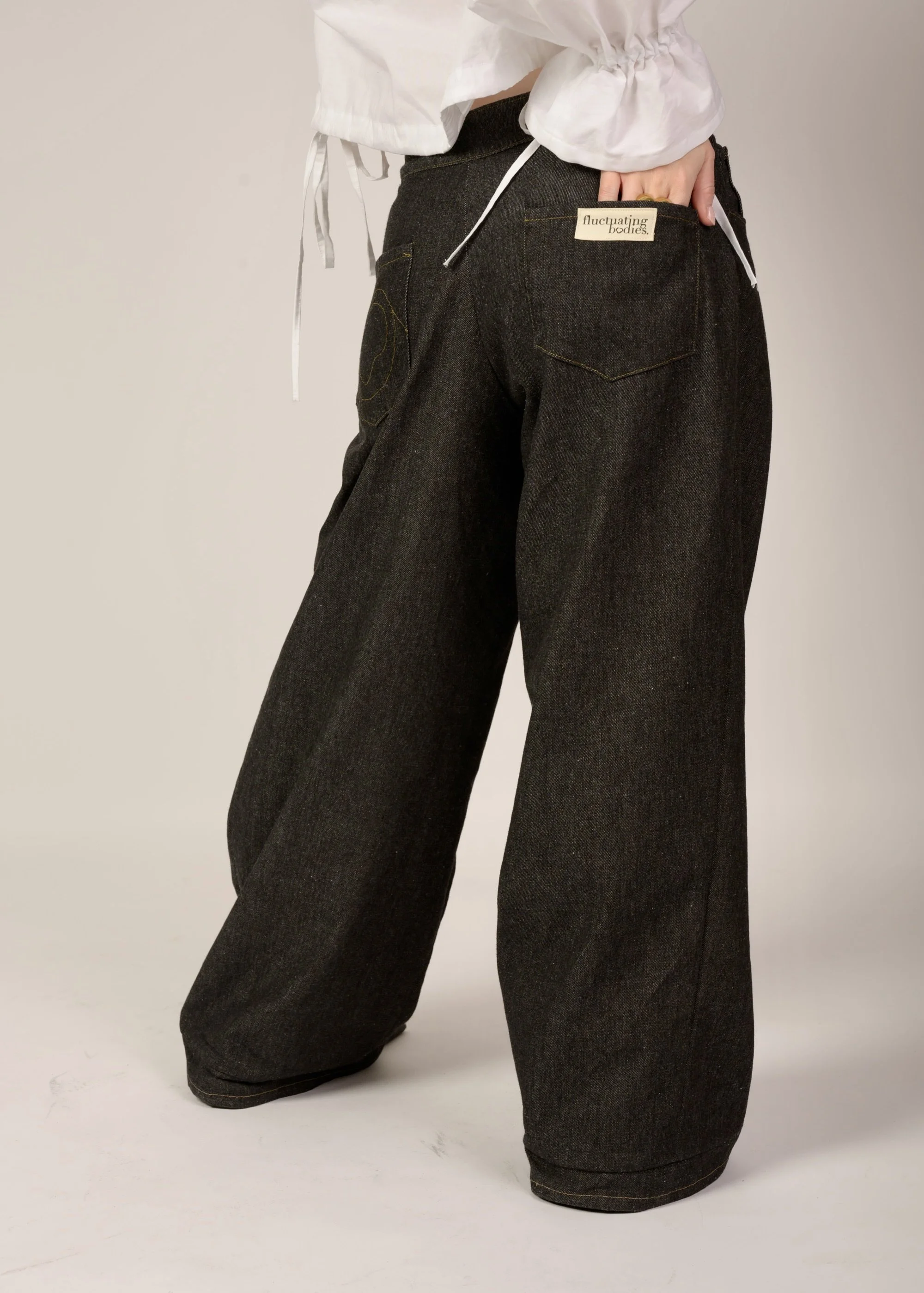 denim trousers schuin achter.jpg