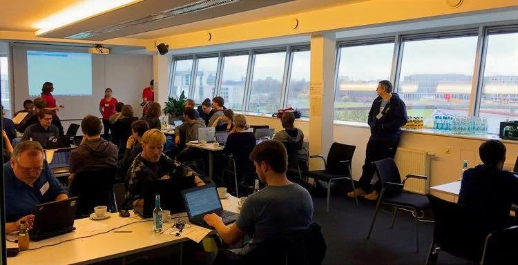 Dânia facilitating at the DSSG Berlin Hackathon 