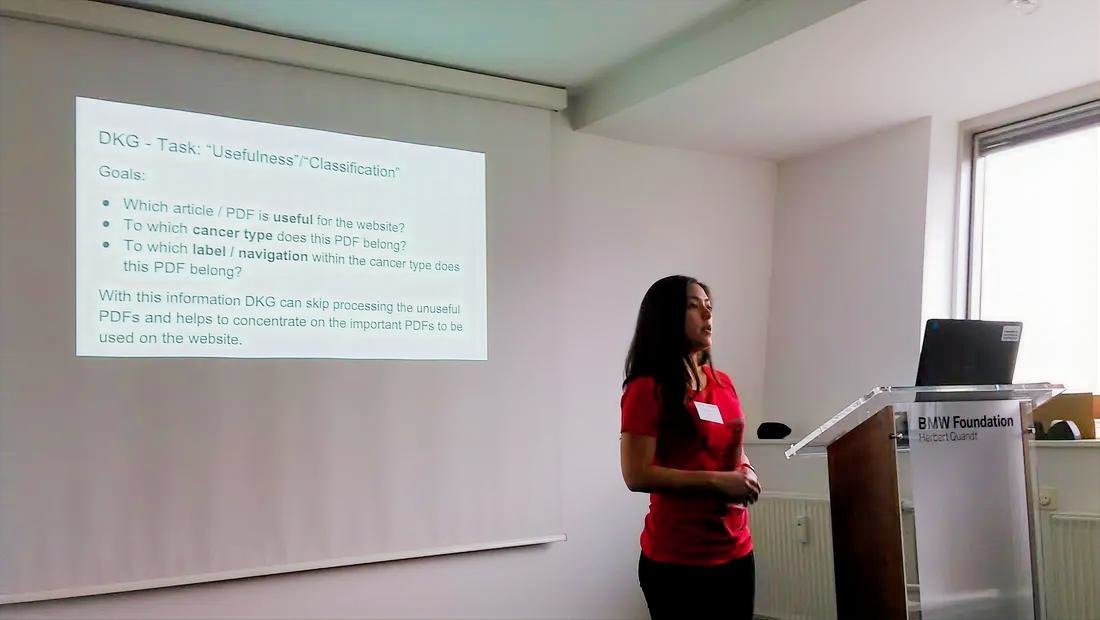 Dânia presenting at the DSSG Berlin Hackathon