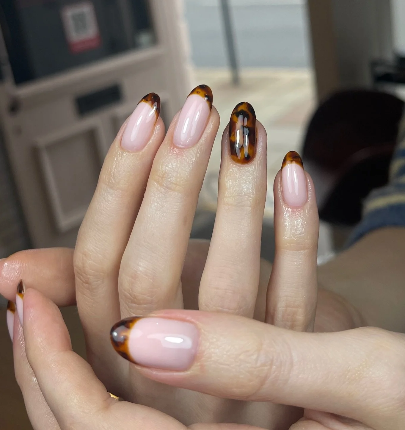Autumn is upon us in my books, which means one thing&hellip; tortoise shell nails all day long 🐢🍂☔️🐻🎃 

#autumnails #autumnnailinspo #tortienails #tortoiseshellnails