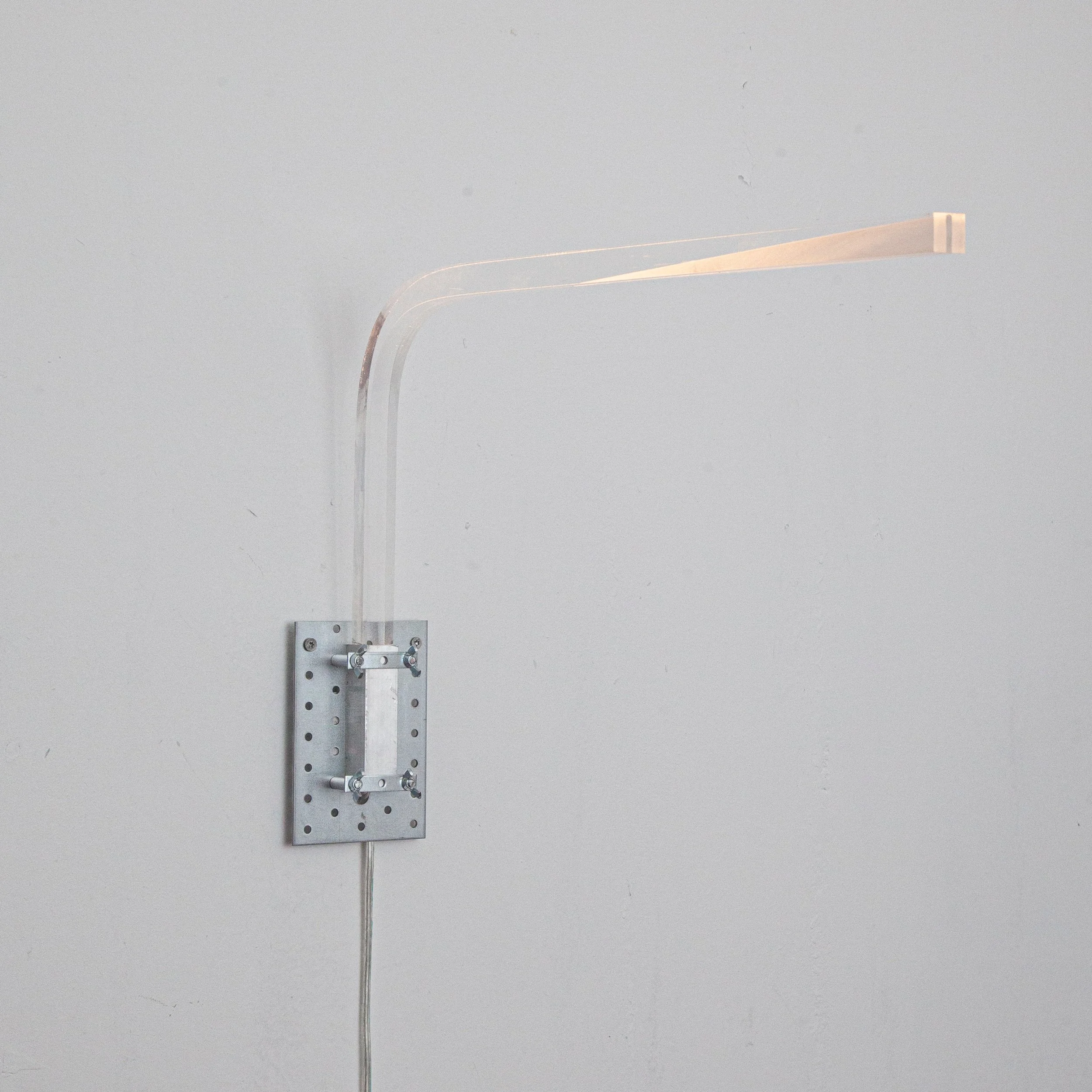 Acrylglaslampe mit Metallgehäuse.