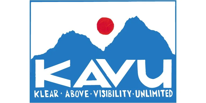 Logotyp med blåa berg och en röd sol, texten 'KAVU' och sloganen 'Klear - Above - Visibility - Unlimited'