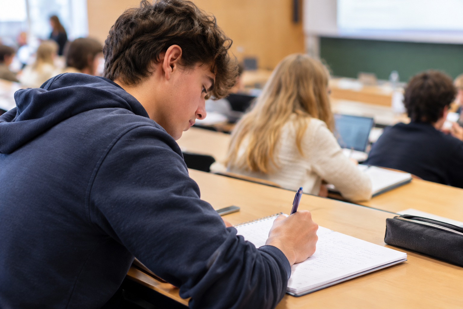 Prise de notes au lycée et dans les études supérieures : quand l’écriture ne suit plus