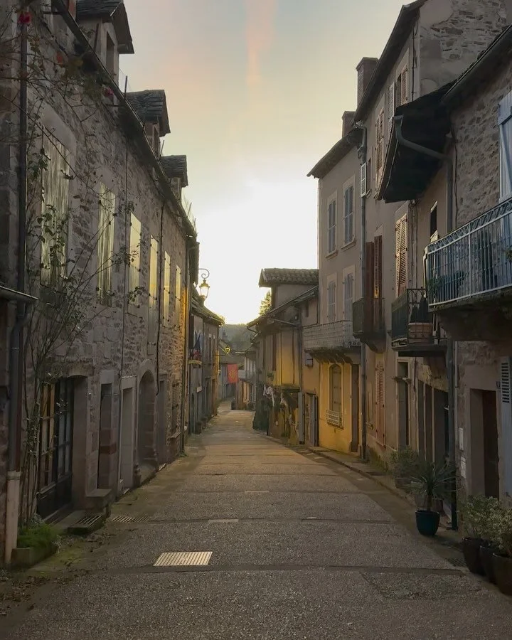 The highlight of last Fall, just before the Salon du Chocolat, was a stop at one of the most beautiful #villagedefrance Najac, to visit Benjamin Bazoge @chocolateriedunouveaumonde and service some of his machines with Bhavani @chocolate_melangers .Th