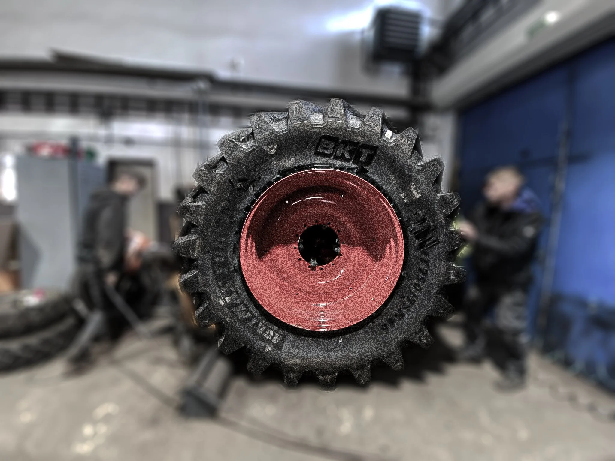 Opravený disk a výměna pneumatiky pro zemědělskou techniku.