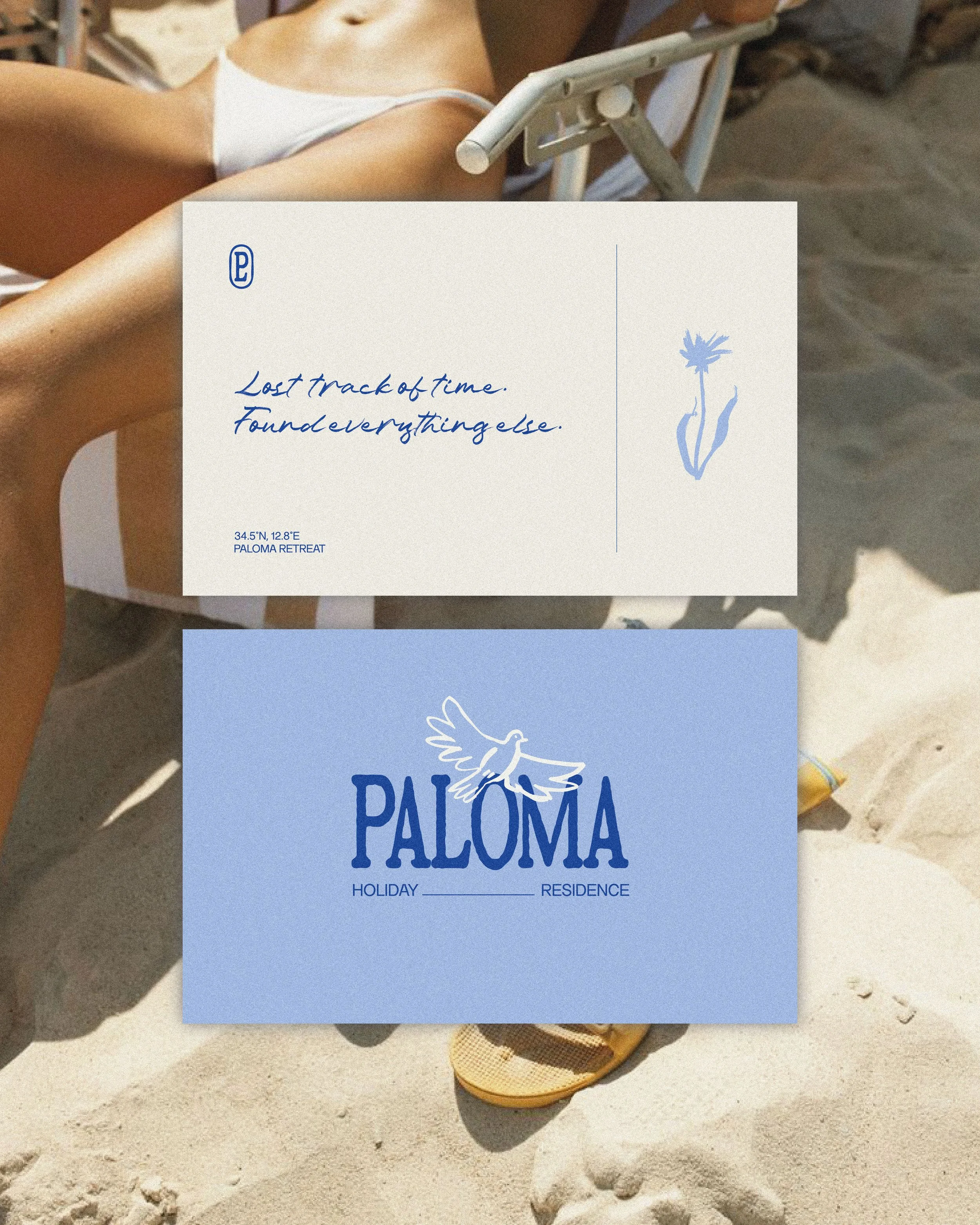 Carte postale de la résidence Paloma en vacances, avec une citation en anglais: "Lost track of time. Found everything else." et une illustration d'une fleur bleue.
