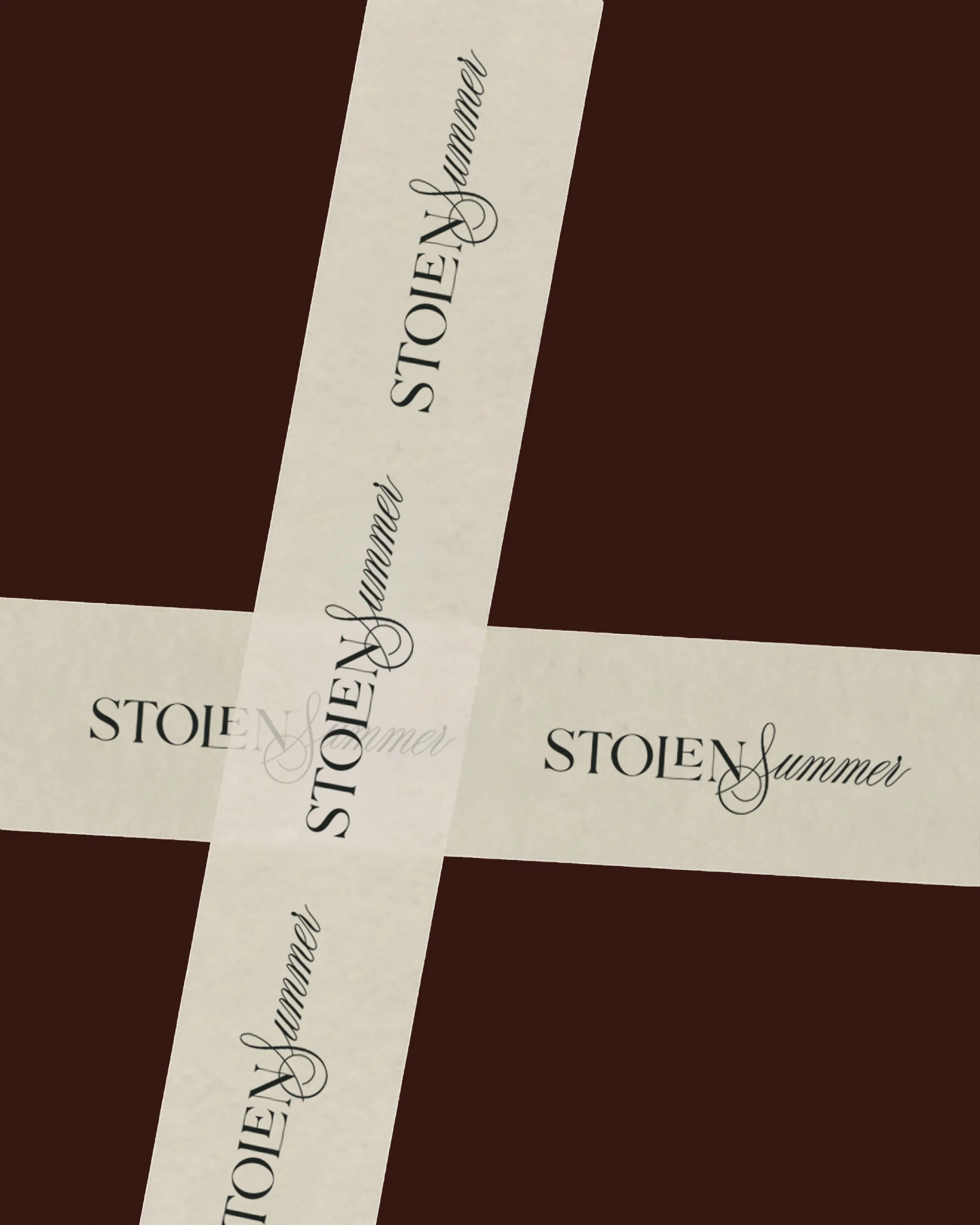 Etiquette de bouteille de vin avec la mention 'Stolen Summer' en écriture cursive élégante.