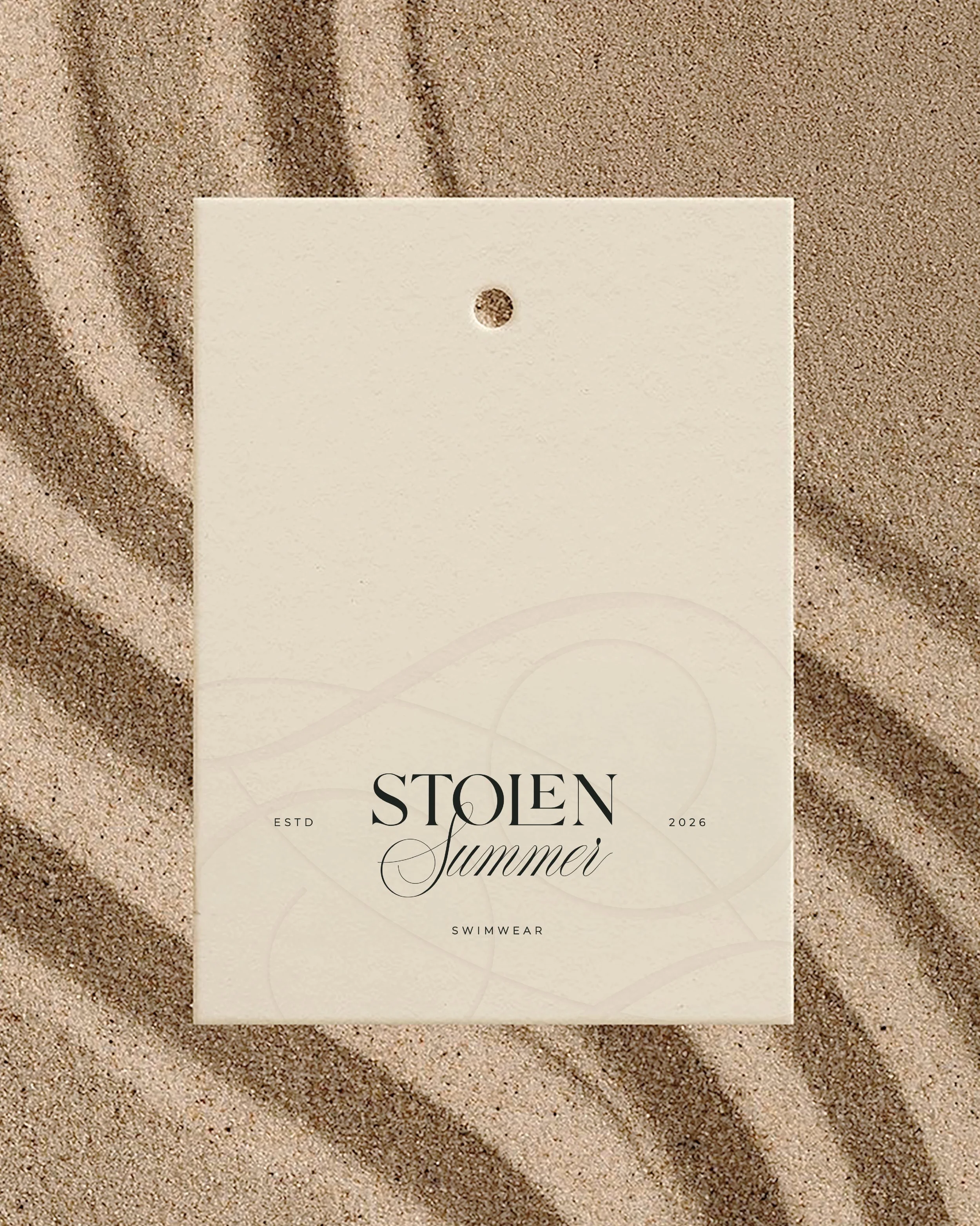 Une affiche promotionnelle pour des maillots de bain d'été avec un fond de sable, mettant en avant la collection "Stöen Summer 2026".