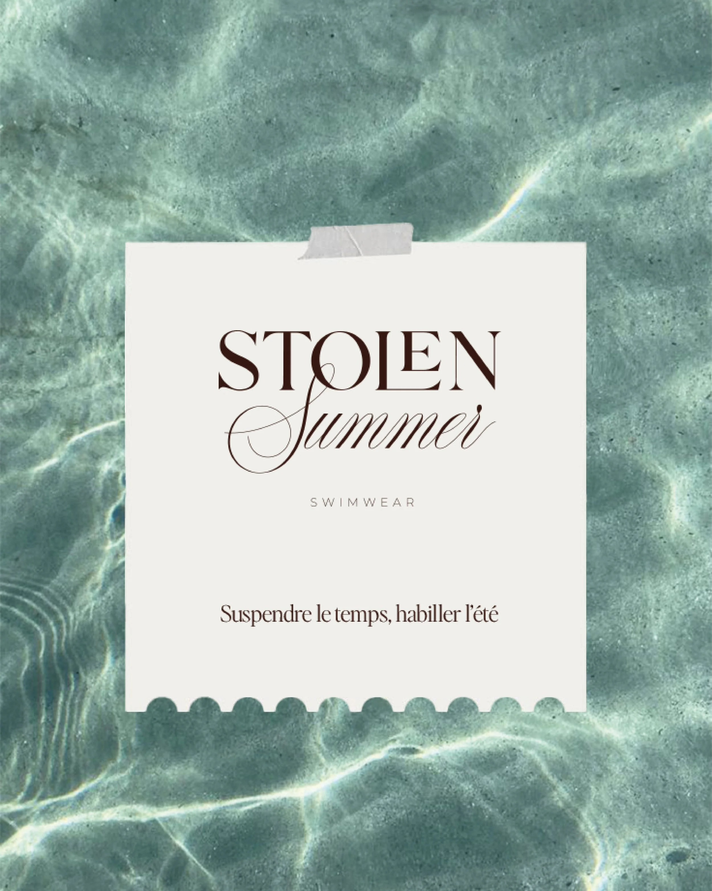Une image de fond représentant de l'eau de mer turquoise avec des vagues claires. Au centre, il y a une étiquette blanche avec du texte en français indiquant "Støen Summer" et un slogan "Suspendre le temps, habiller l'été".