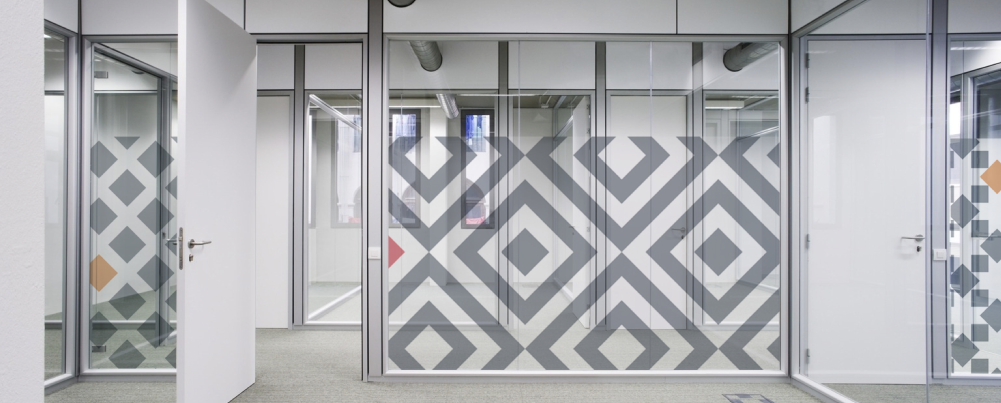   Integración  de la nueva identidad corporativa de Geometry Global  en las oficinas .&nbsp;  Diferentes piezas para la  decoración de las oficinas : vinilos para separación de  espacios, mobiliario y señalética .  Elaboración de  artes finales . 