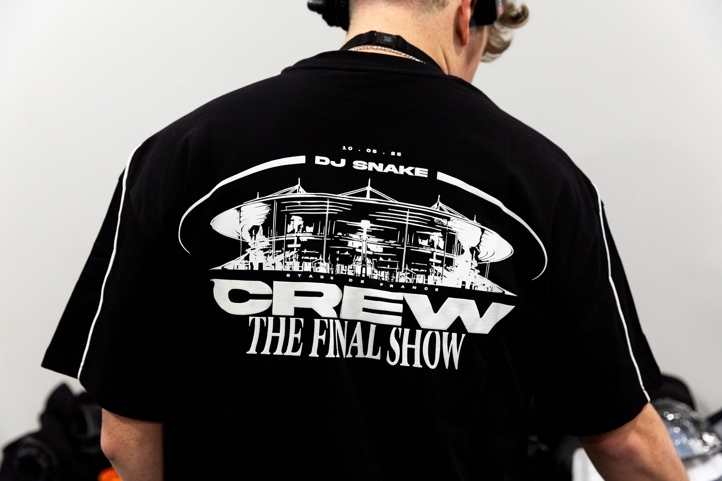 Person portant un t-shirt noir avec un graphique du stade de France et le texte 'Crewe The Final Show'