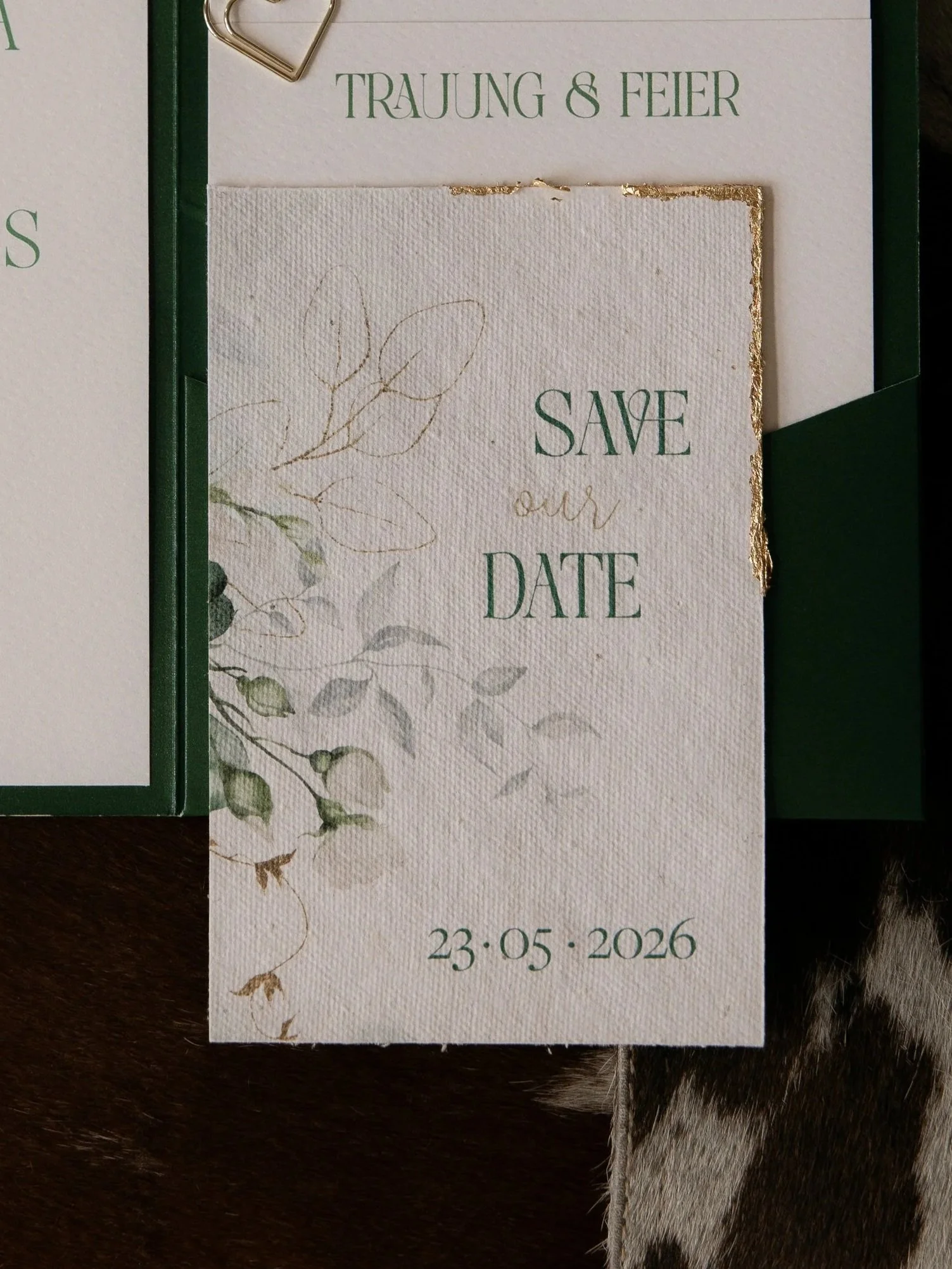 Save-the-Date-Karte in Grün und Creme mit botanischem Design und Goldakzenten