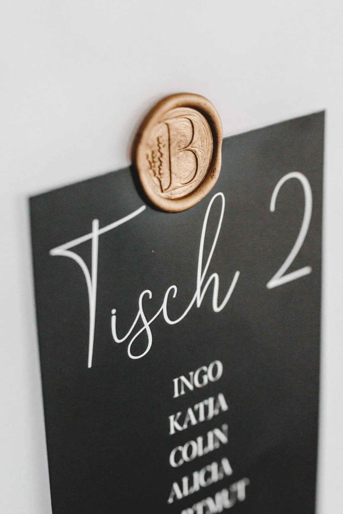 Schwarze Tischnummer mit weißer Schrift und Wachssiegel
