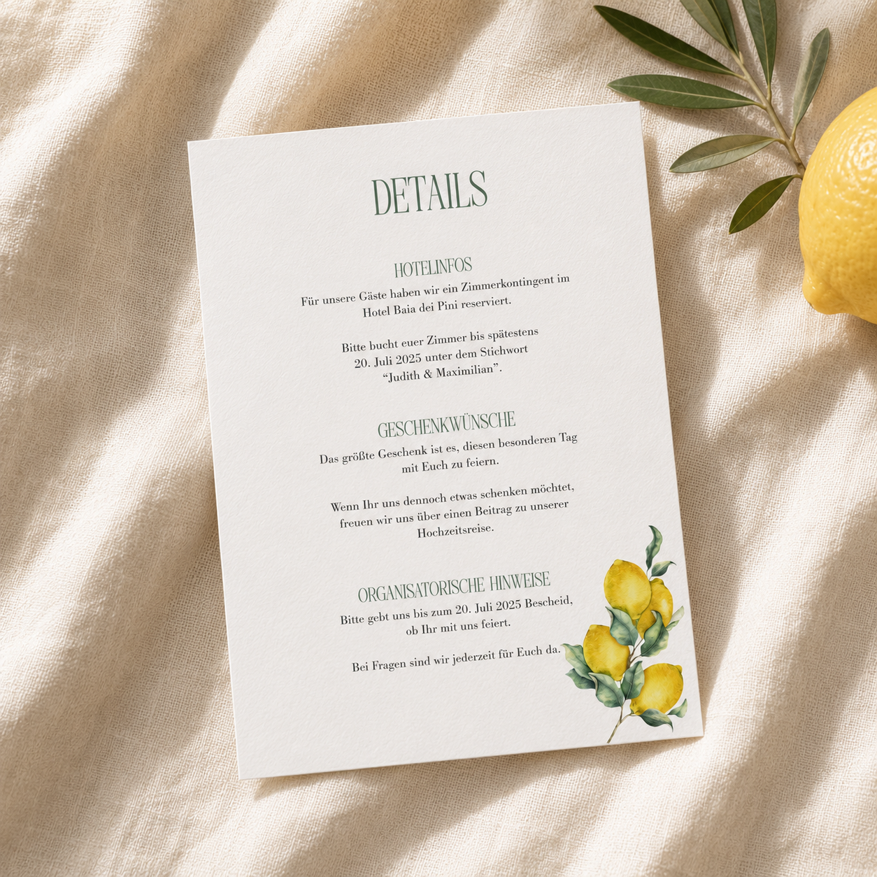 Detailkarte zur Hochzeit mit Zitronenmotiv auf hellem Stoff