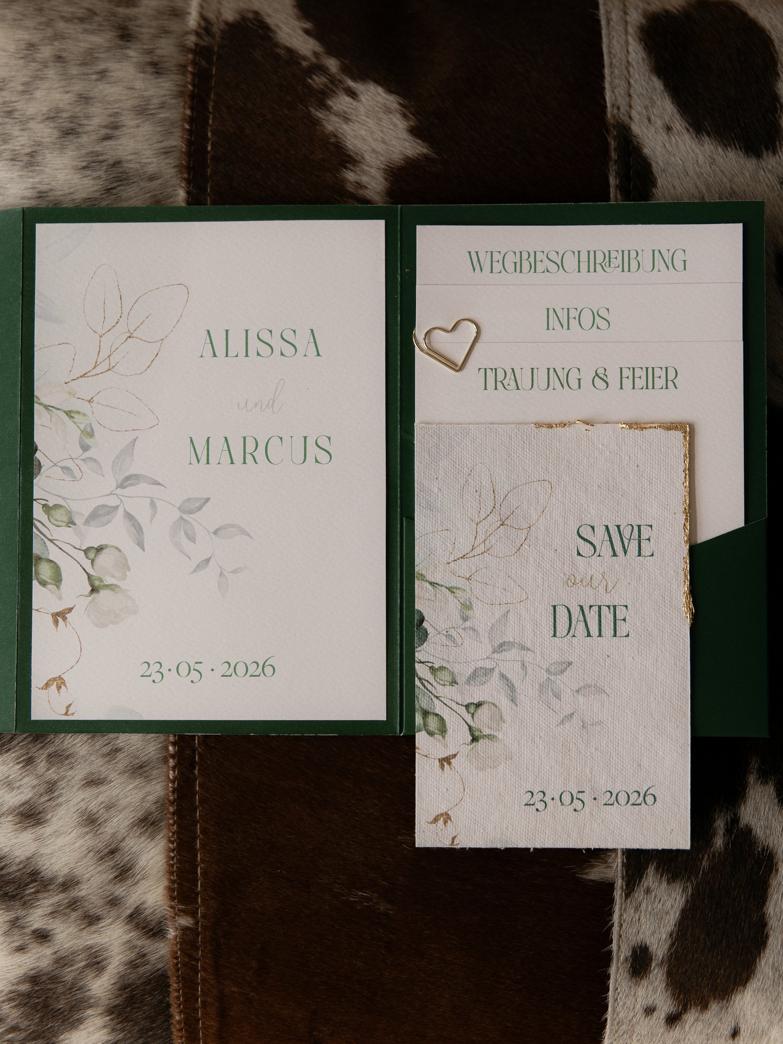 Elegante Hochzeitspapeterie in Grün und Creme mit Einladung und Save-the-Date-Karte