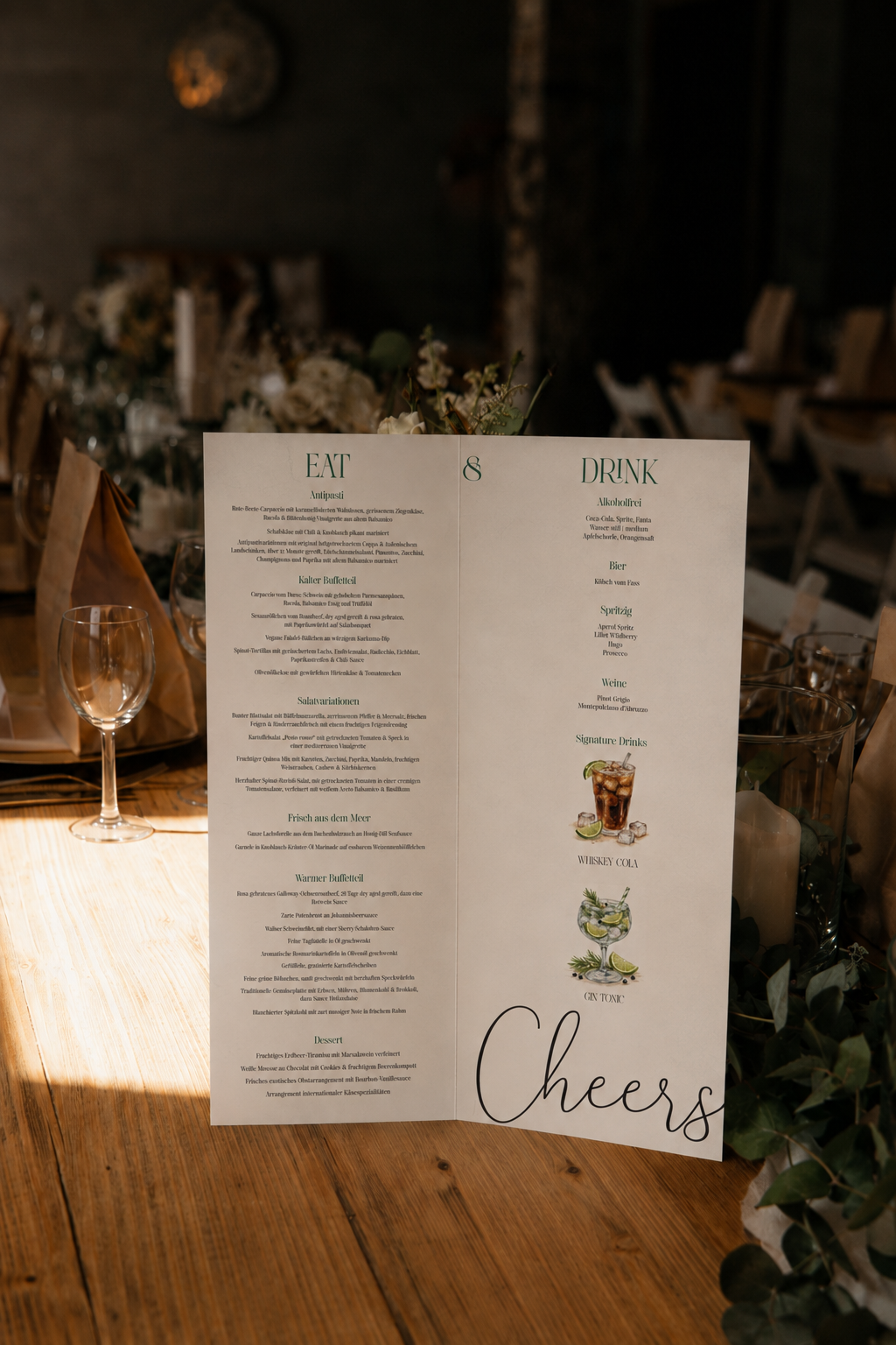 Aufklappbare Menü- und Getränkekarte auf einem gedeckten Hochzeitstisch
