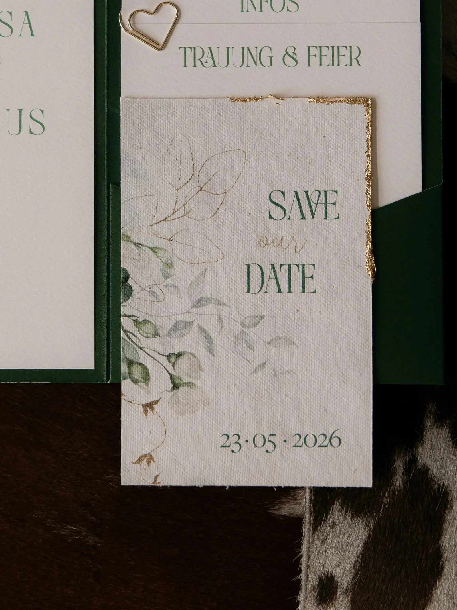 Save-the-Date-Karte in Grün und Creme mit botanischem Design und Goldakzenten