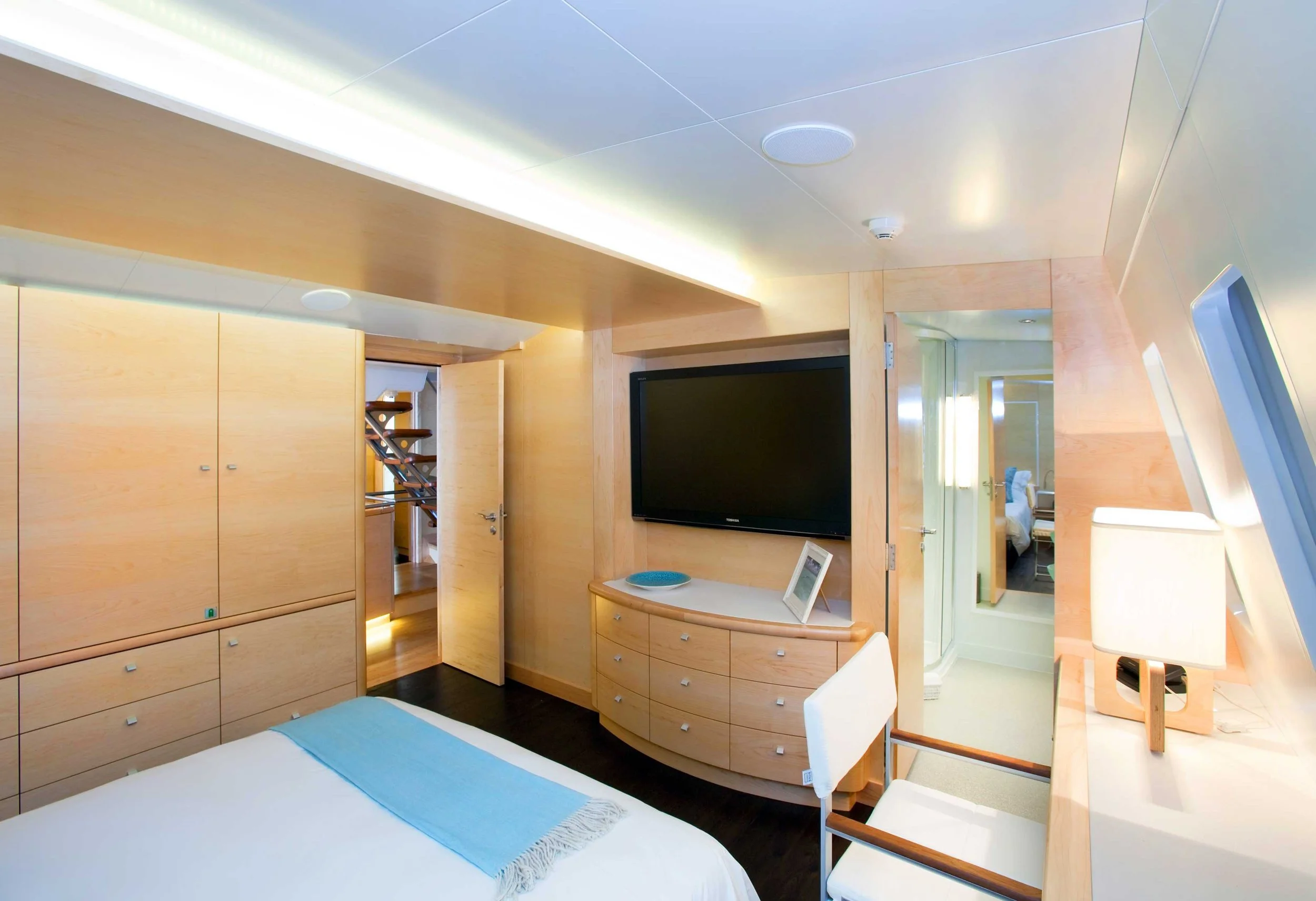 06-NeckerBelle-0008-MasterCabin.jpg