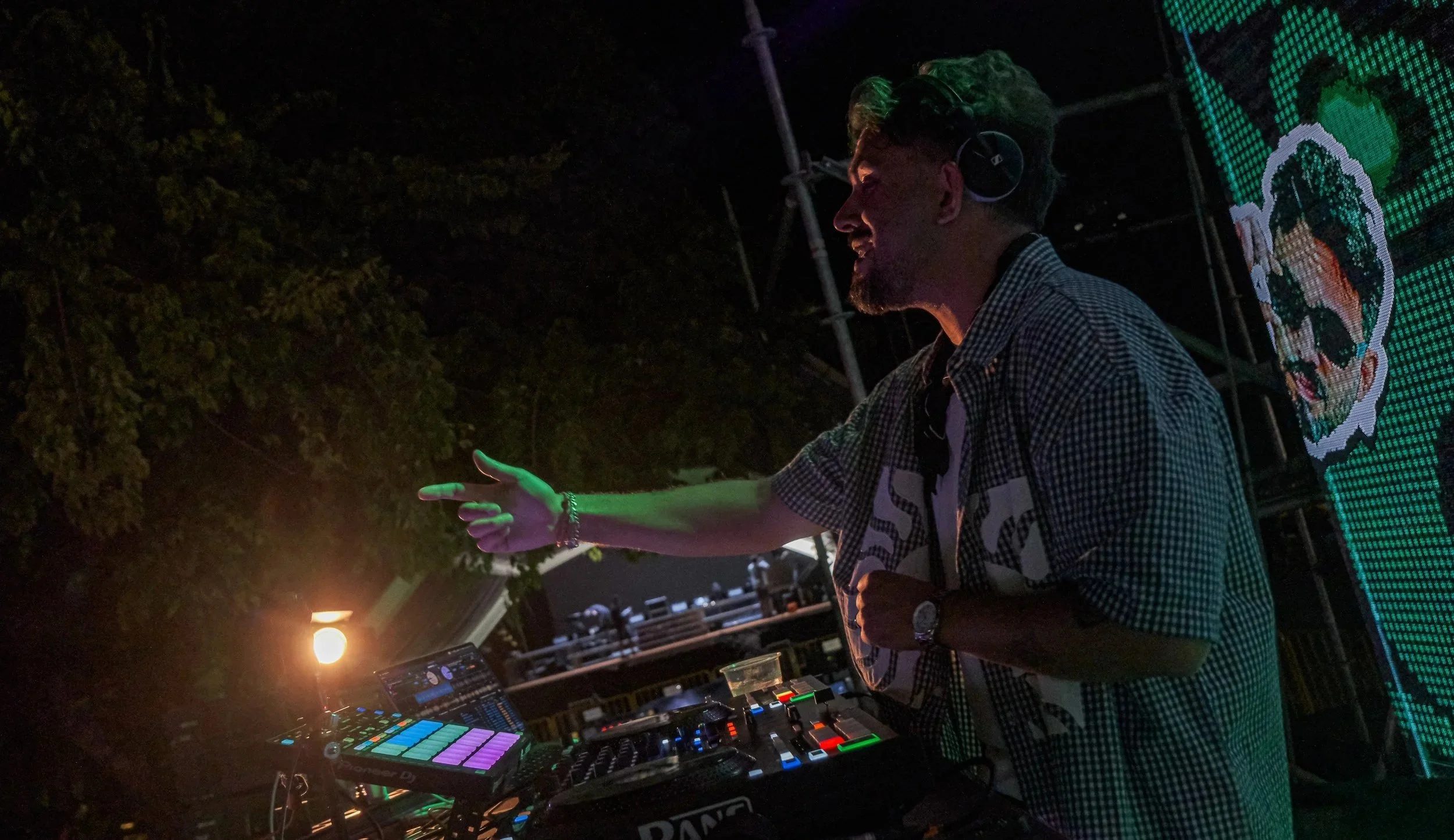 Live Music Performance: Ivo DJ R&B Sounds