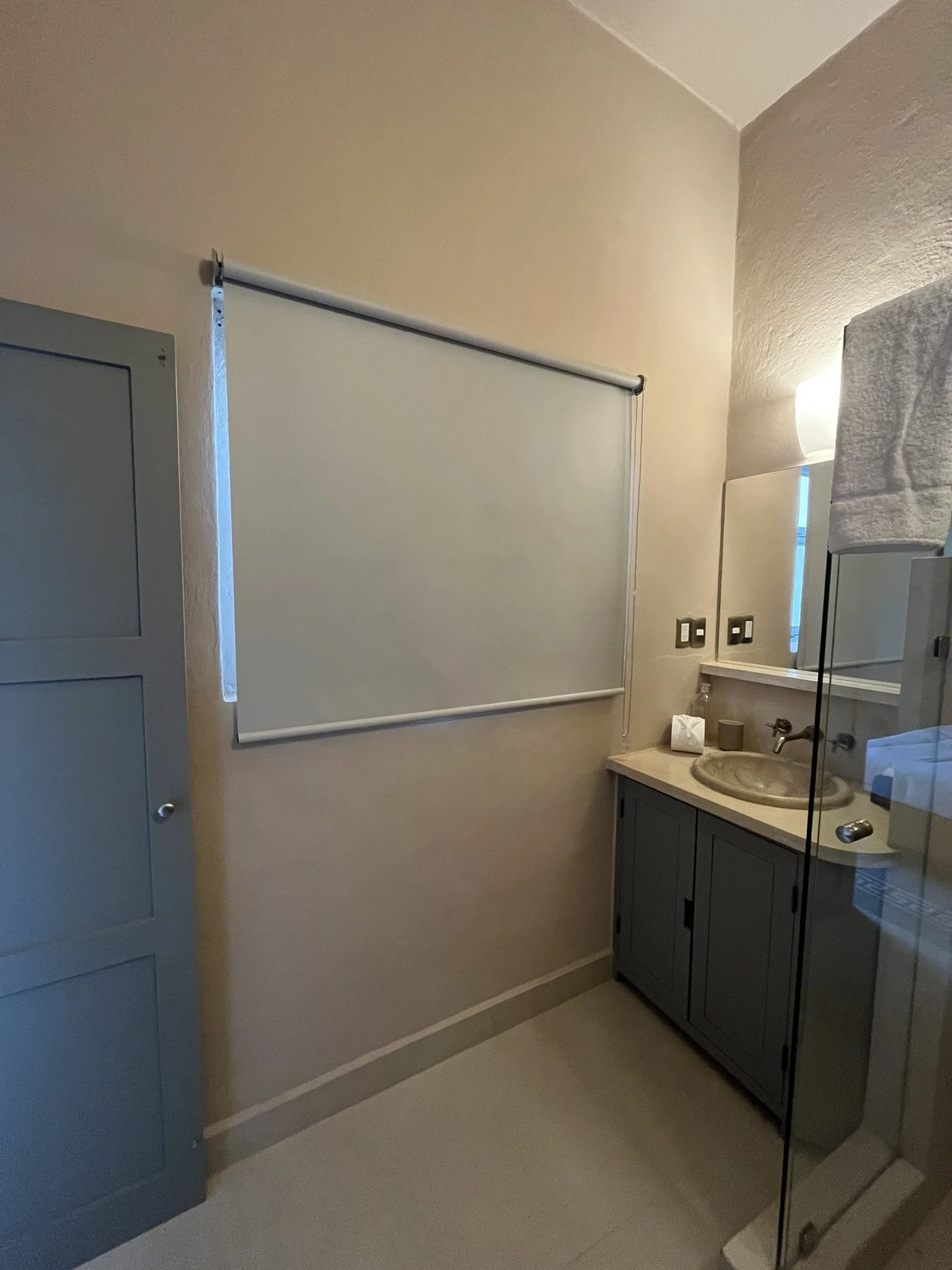Baño con espejo, lavabo, cortina de ducha, y complementos de baño.