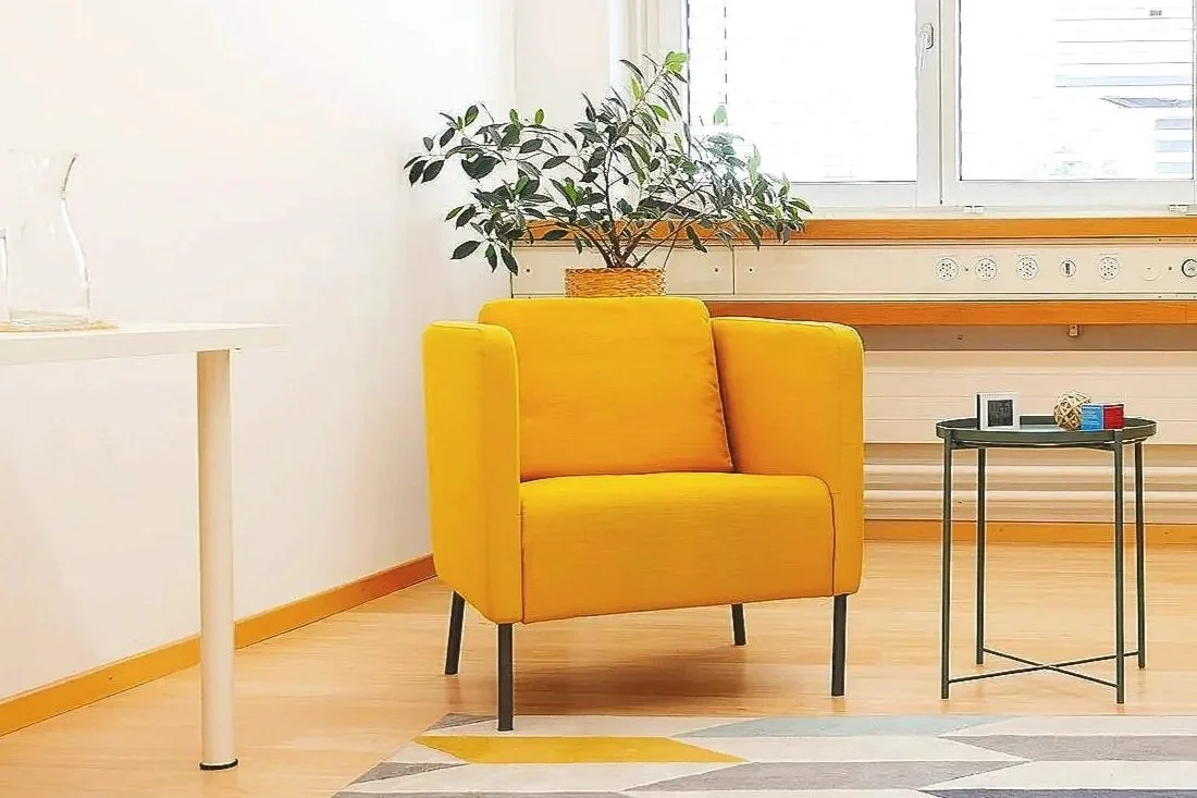 Sessel in Beratungsraum