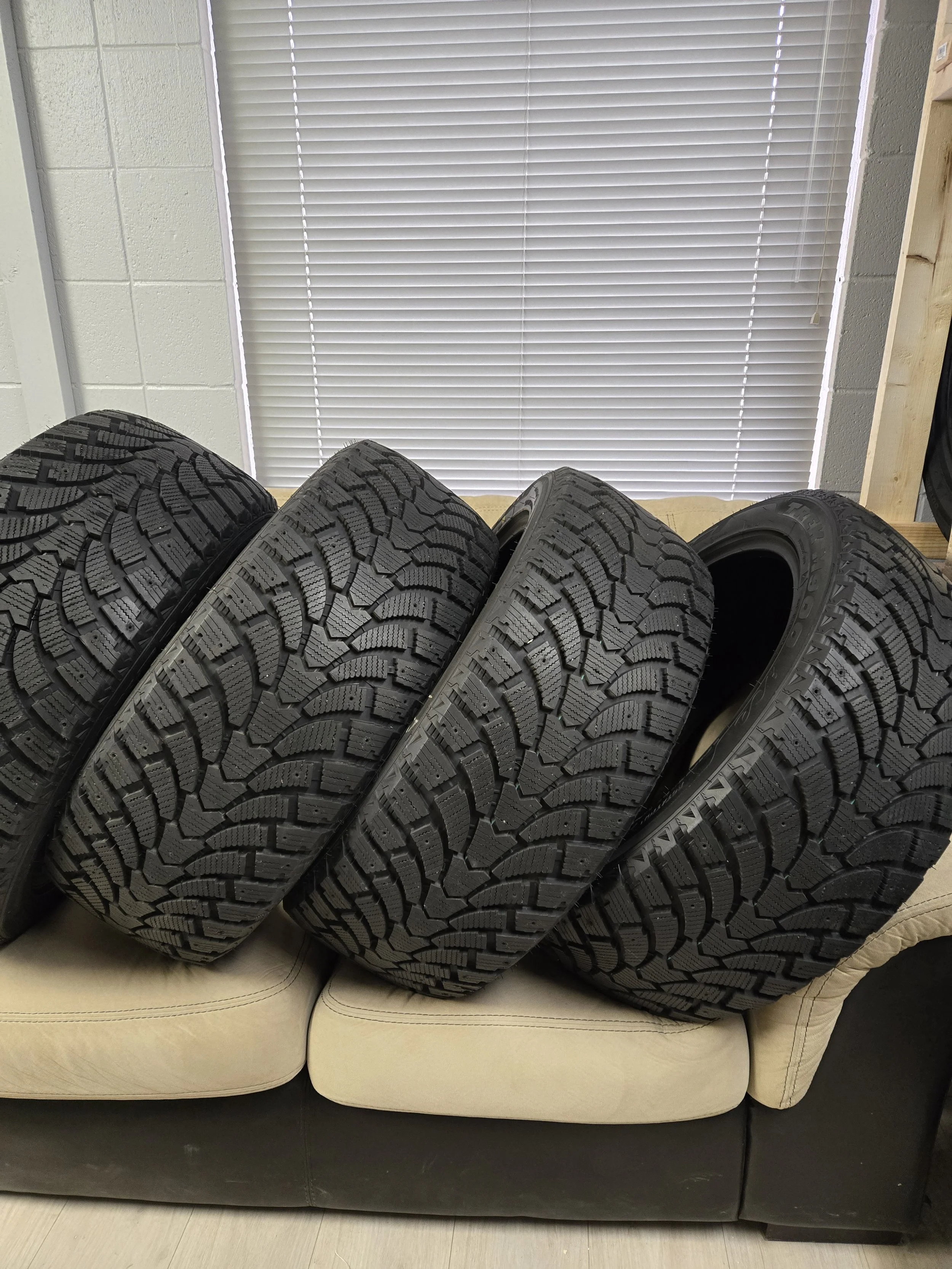 275/45/21 Trek M900 ice in excellent condition