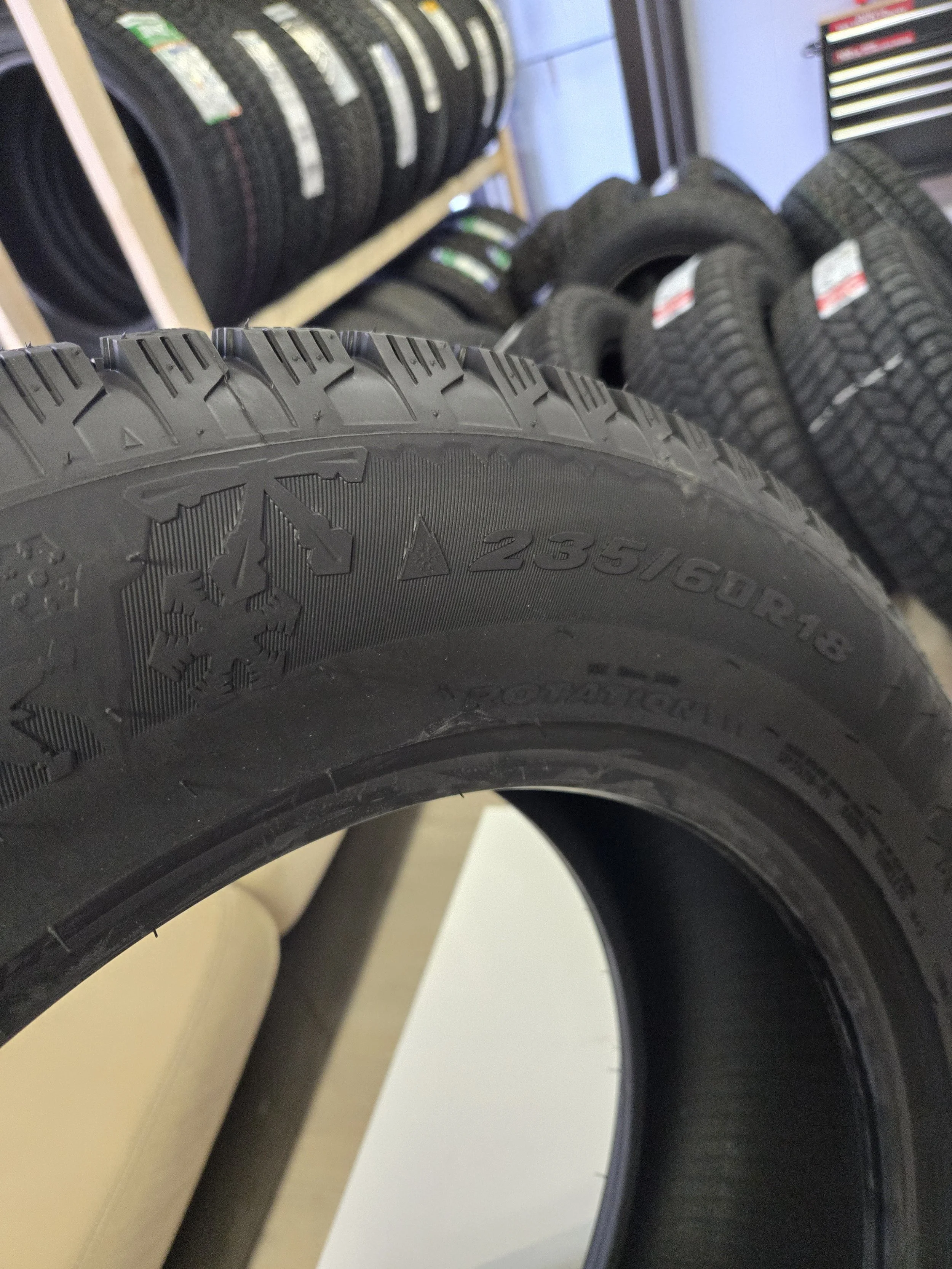 23560R18 GT RADIAL CHAMPIRO ICEPRO 3 SUV 侧面1.jpg