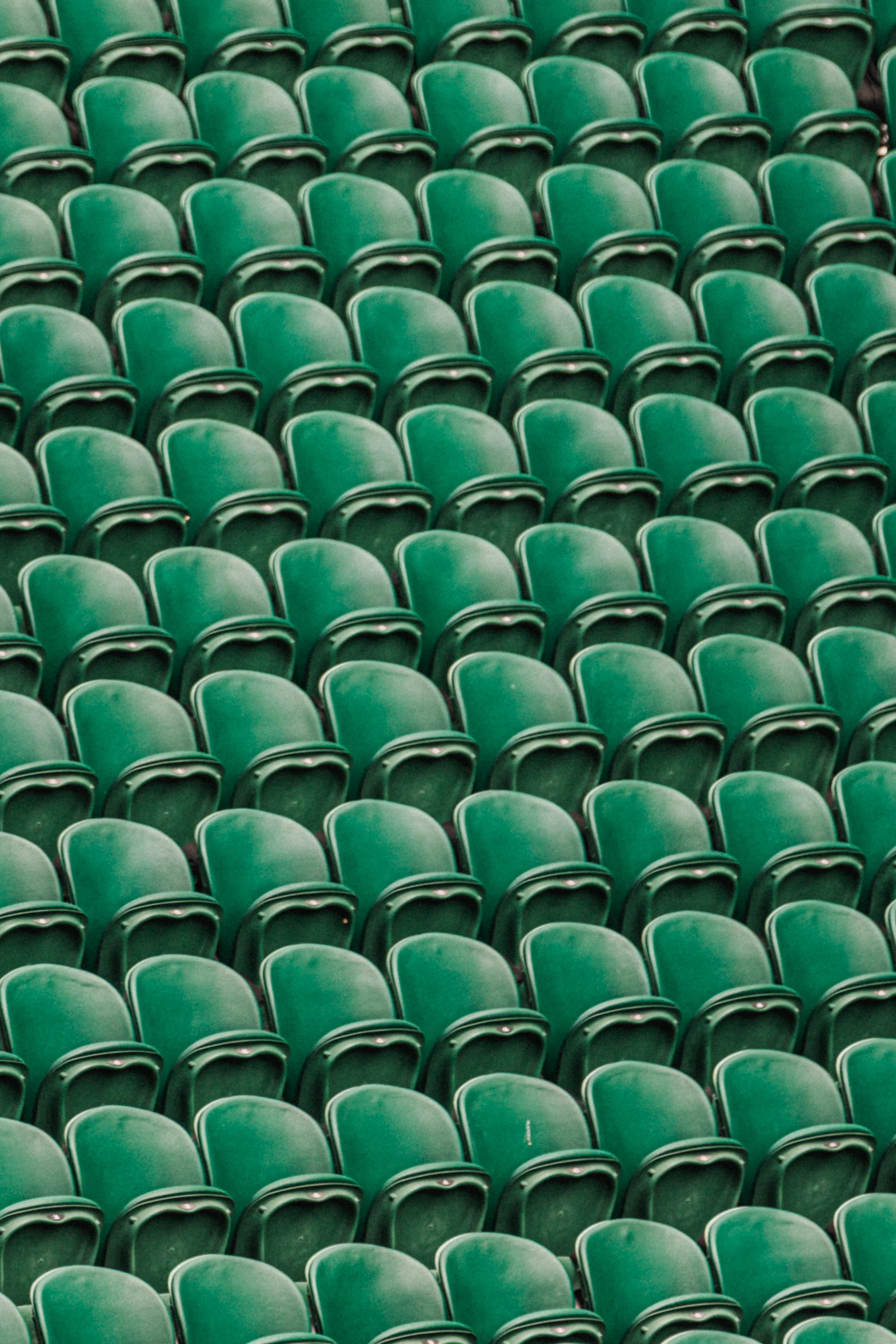 Sièges verts vides dans un auditorium ou une salle de spectacle.