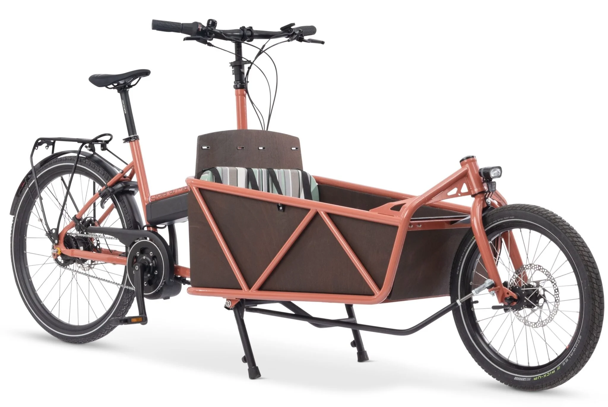 Un vélo avec une plateforme pour transporter des enfants ou des bagages, équipé d'une batterie électrique et d'un phare à l'avant, conçu pour la mobilité écologique.