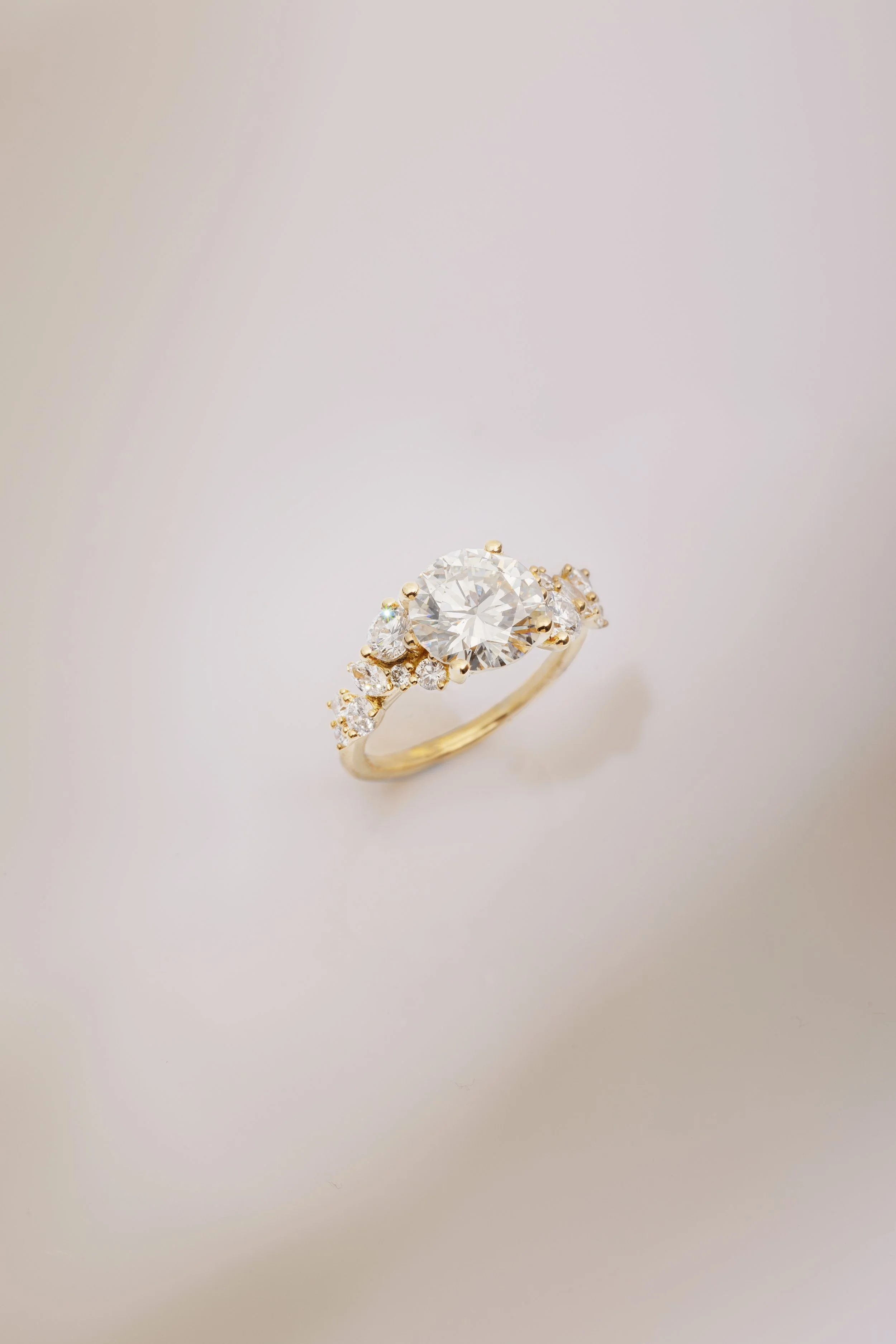 Bague en or avec un grand diamant central entouré de plus petits diamants.