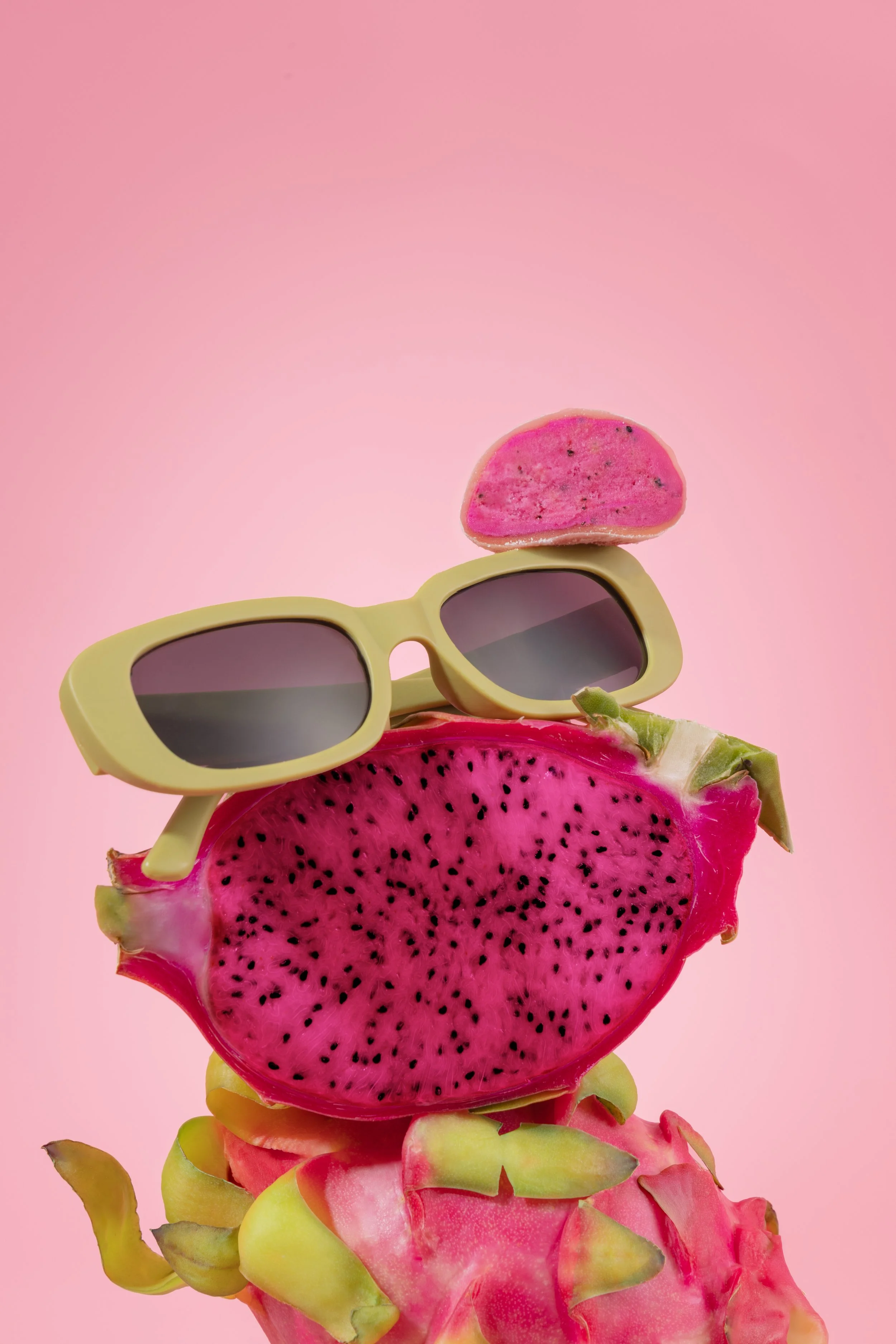 Ananas, pastèque, dragon fruit, melon, avec des lunettes de soleil jaunes sur fond rose