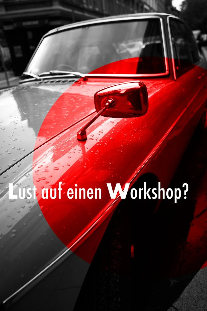 Ein rotes Auto mit nasser Oberfläche, halb in Schwarz-Weiß, mit rotem Kreis darüber und dem Text »Lust auf einen Workshop?«