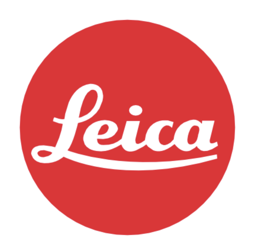 Rundes rotes Logo mit dem weißen Schriftzug 'Leica' in geschwungener Schrift.