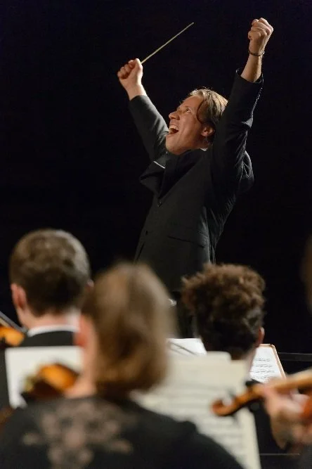 Usedomer-Musikfestival-Kristjan-Järvi-jubelt-nach-dem-Eröffnungskonzert-Foto-Peter-Adamik.jpg