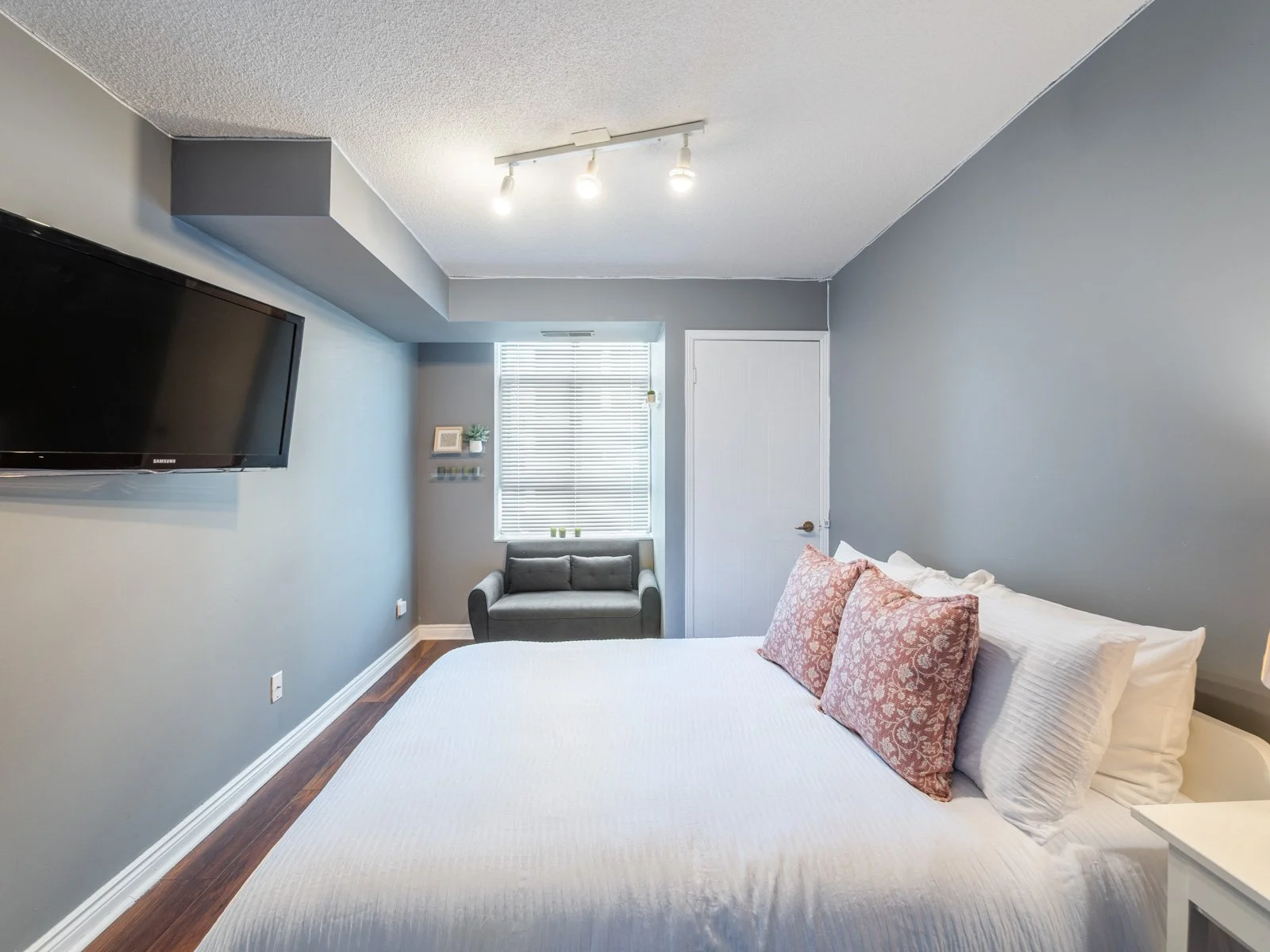 624-1091 Kingston Rd-33.jpg