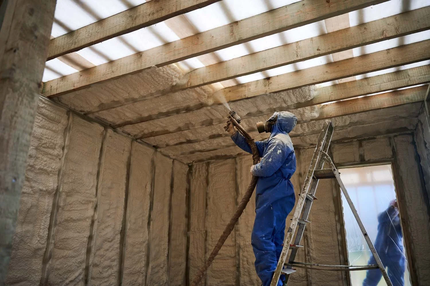 Spray-foam-installation