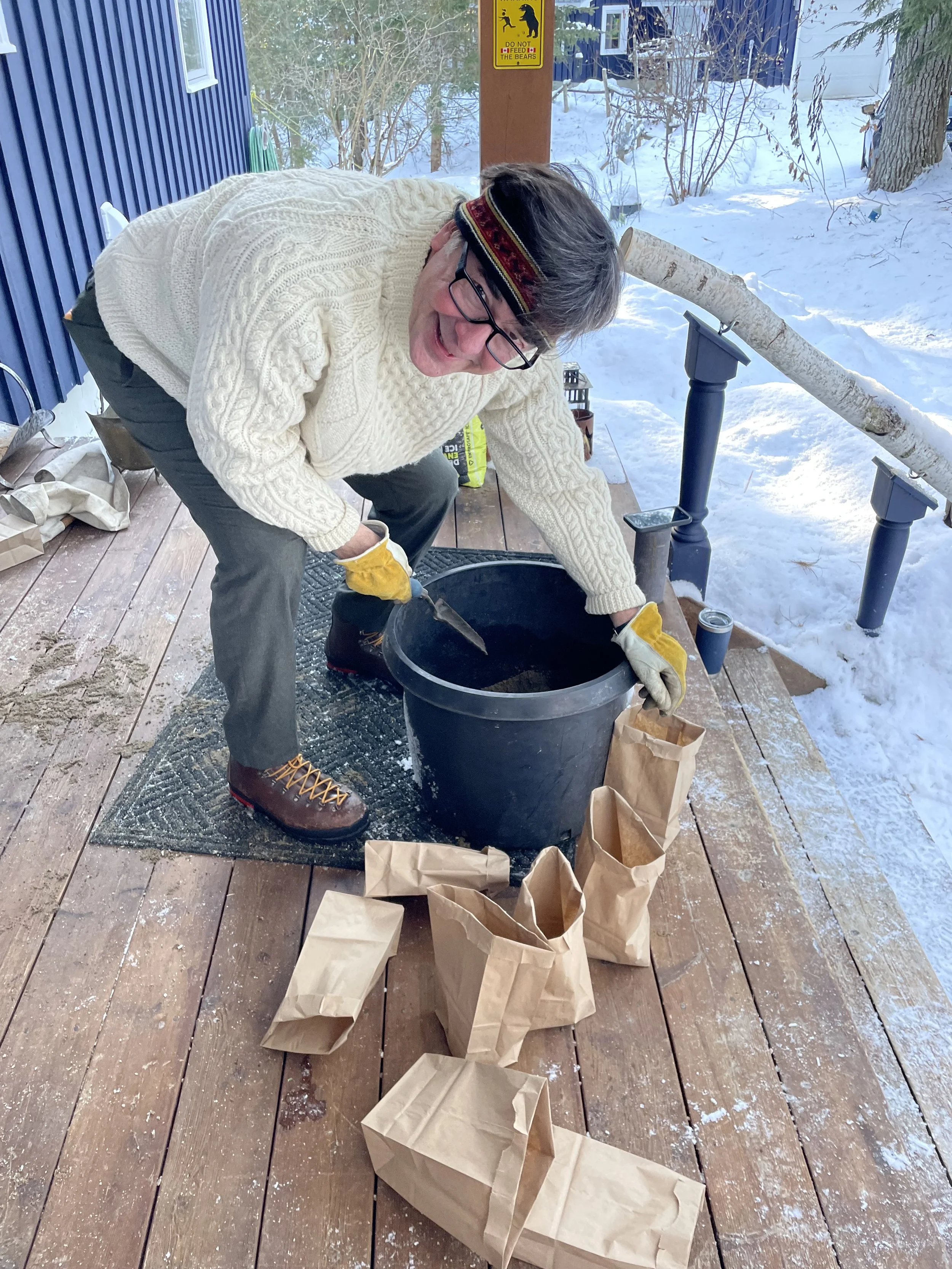 Michael Mahovlich filling luminary bags