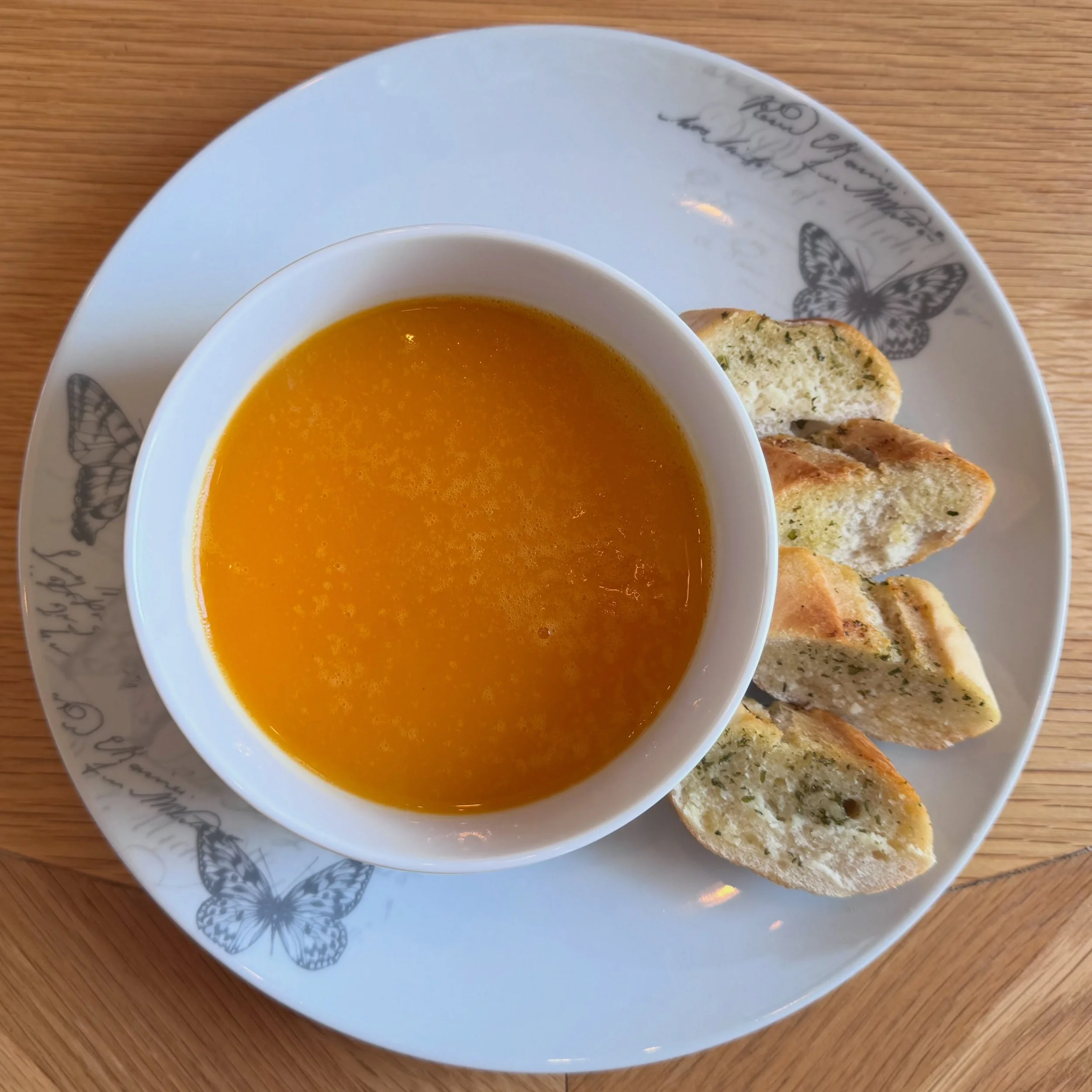 Budget meal! 50p per person 

Sweet potato soup and garlic bread 

This meal cost &pound;2 and feeds 4 people! (Aug 2026)
Recipe coming soon! 

#budgeteats #budgetmeal #cheapfood #savemoney