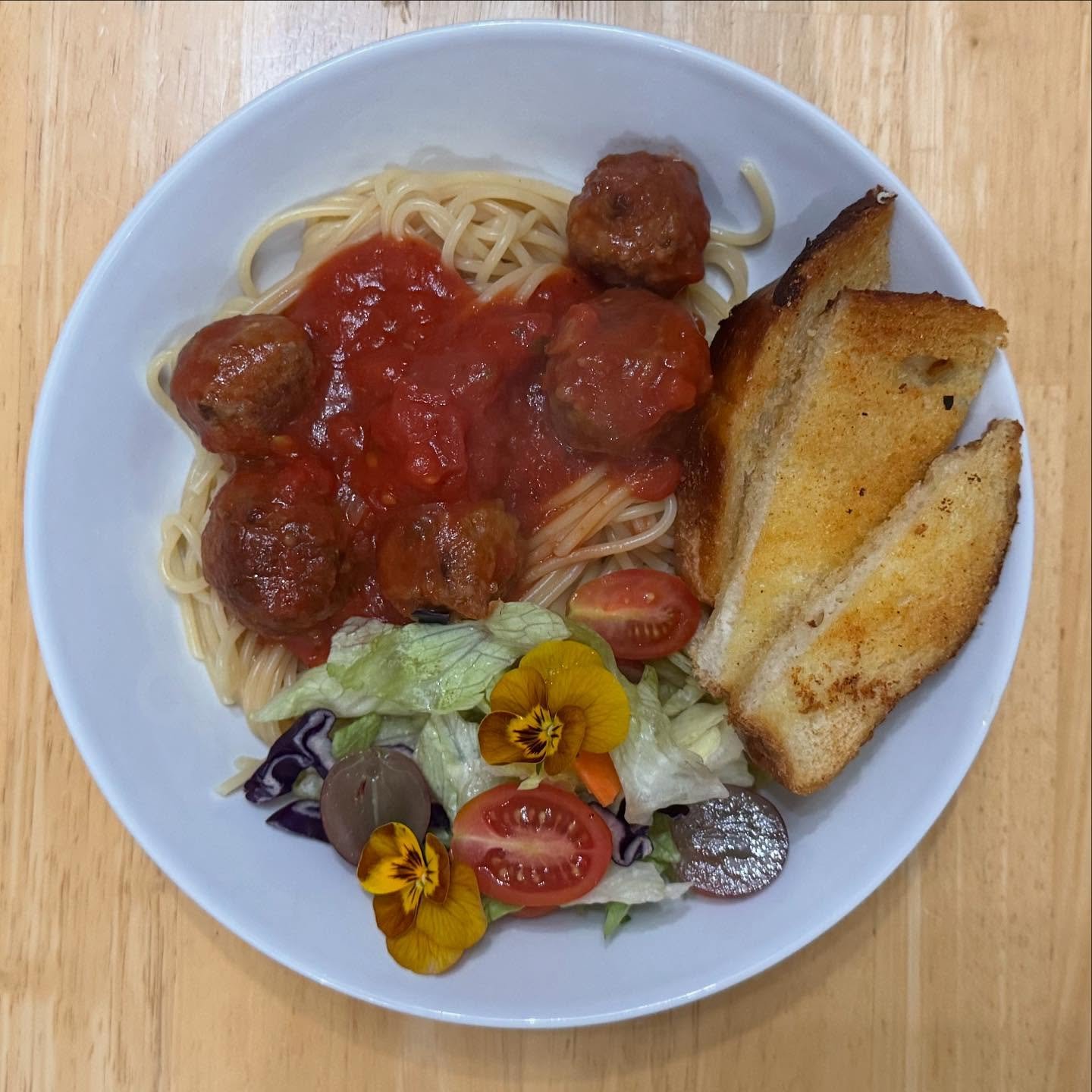 Spaghetti &amp; meatballs, garlic bread and salad (with flowers from the garden) 

#dinner #spagbowl