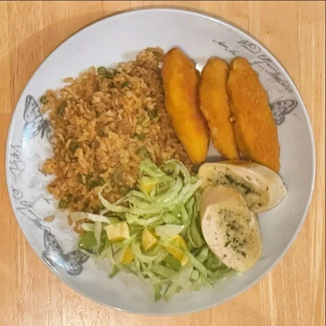 Crumbed chicken, copycat Nando&rsquo;s spicy rice, salad and garlic bread 

Rice recipe from easypeesyfoodie.com

#chicken #dinner #dinnerideas