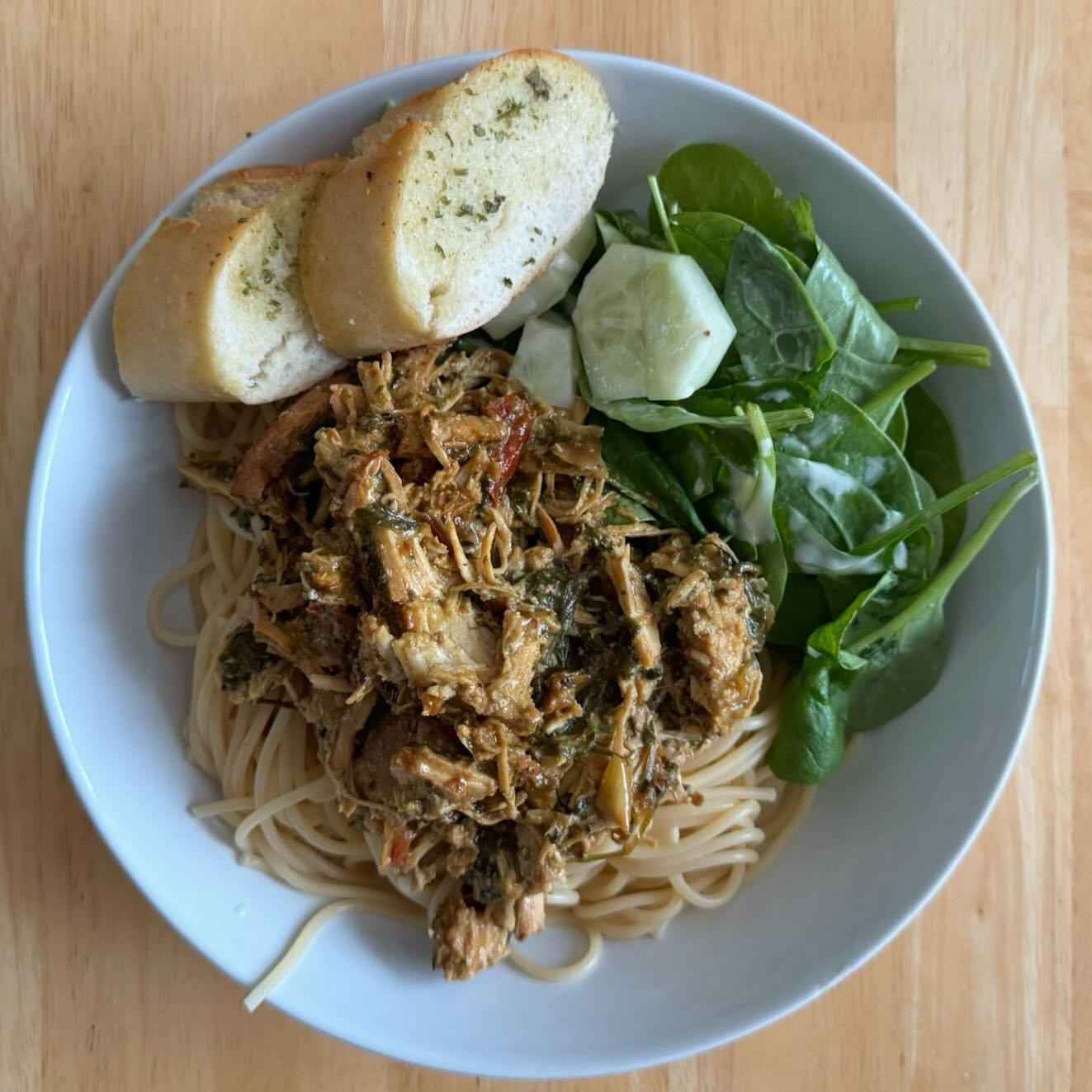 Slow cooker Tuscan chicken on spaghetti with salad and garlic bread

Recipe from @lianasrecipes 

#slowcooker #dinner #dinnerideas #chickenrecipes #crockpot