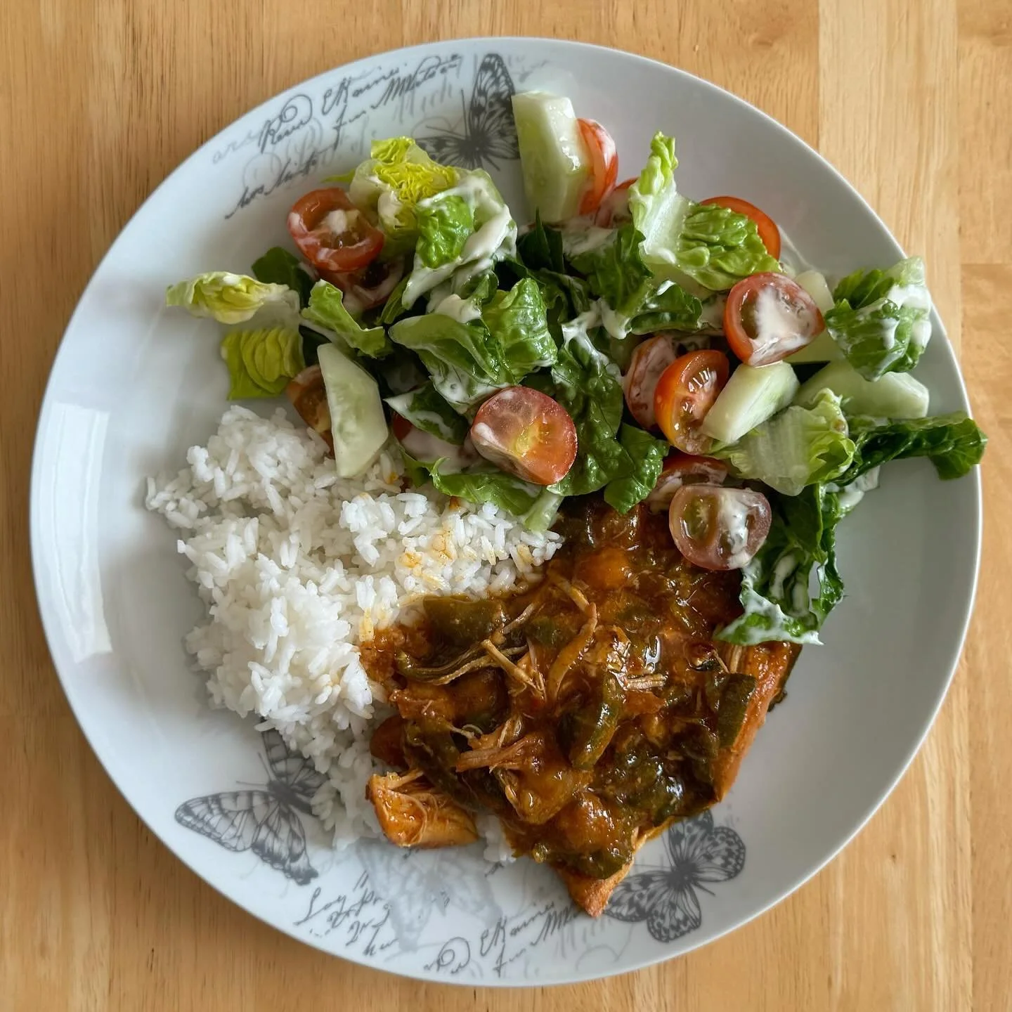 Thai red curry (chicken), rice and salad

Packet mix, cooked in slow cooker 

#dinner #dinnerideas #slowcooker #crockpot